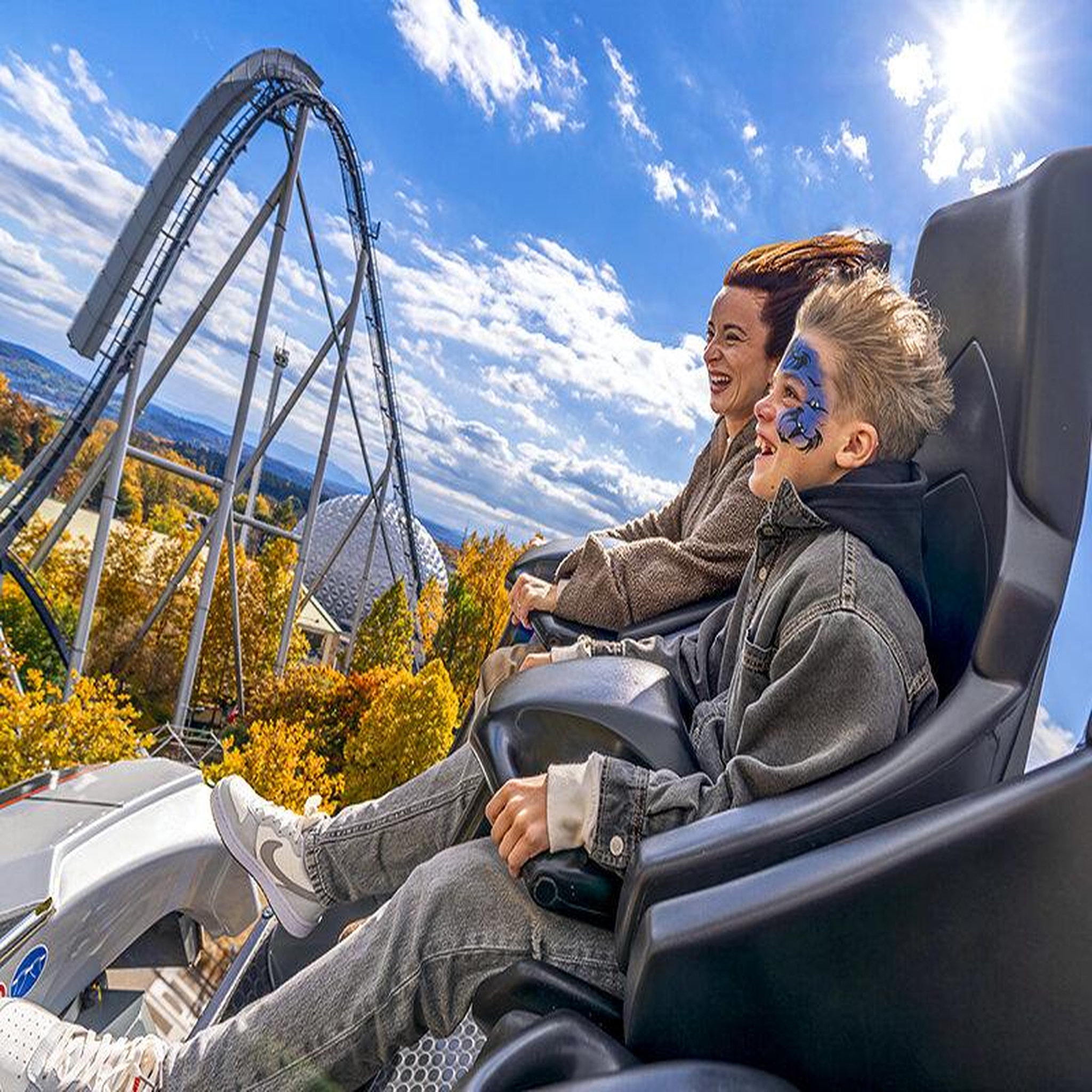 Voir la diapositive 2 : Smartbox Europa-park 2026 : billet d'entrée pour 2 adultes haute saison (2 jours) - coffret cadeau sport & aventure