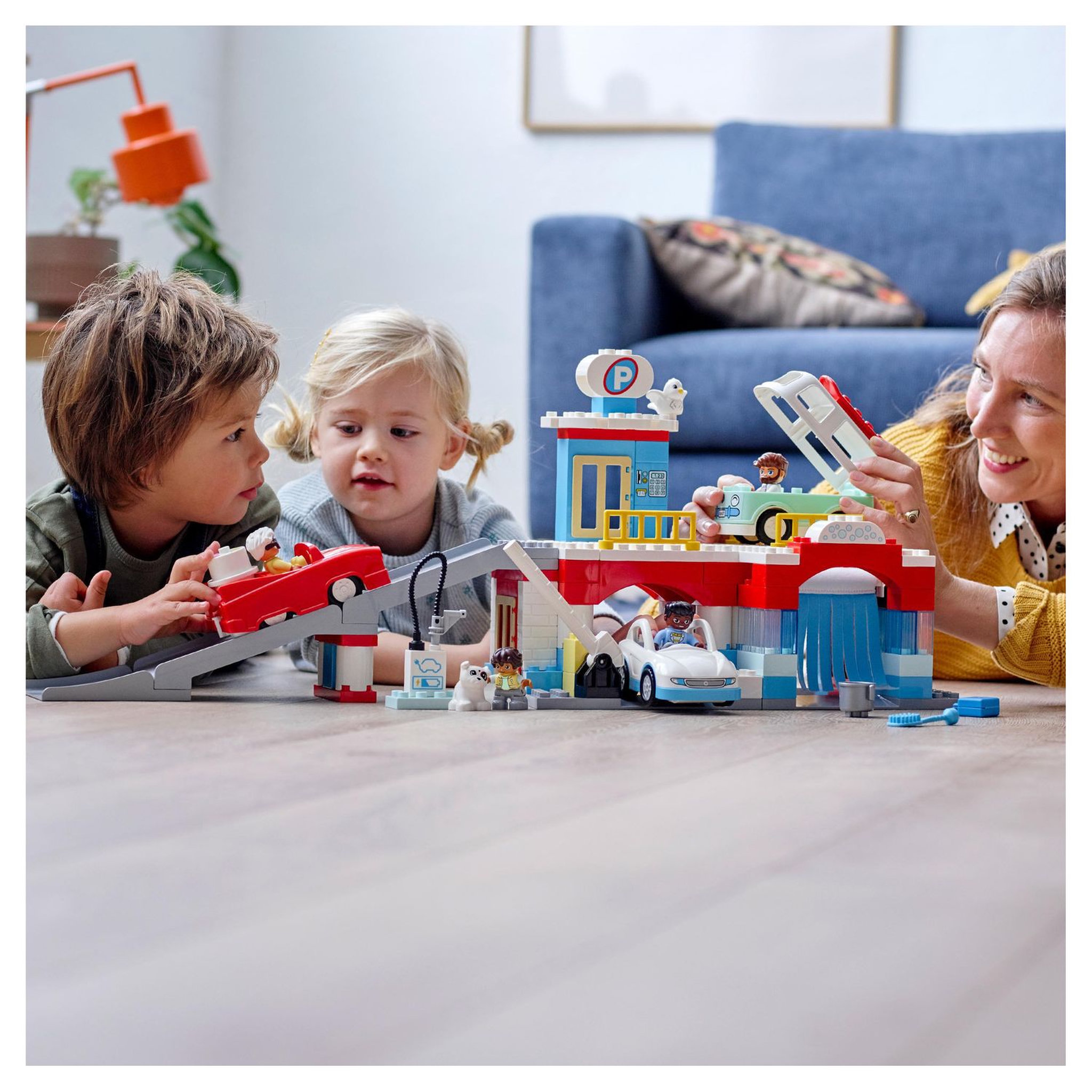 Voir la diapositive 7 : LEGO DUPLO Ma ville 10948 - Le garage et la station de lavage