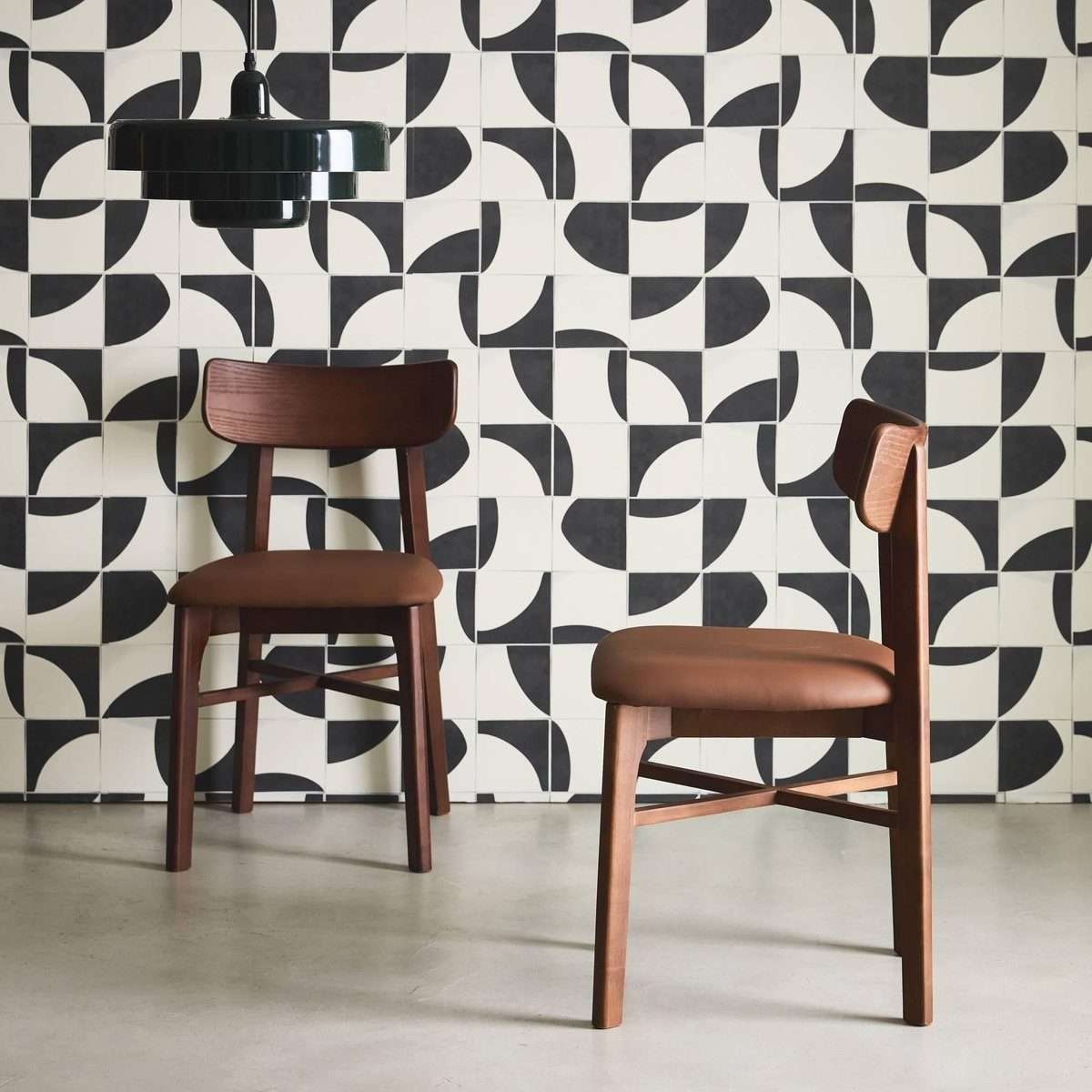 SWEEEK Lot de 2 chaises bois d'hévéa et assise simili cuir marron. vintage. L 43.5 x P 48 x H 81cm