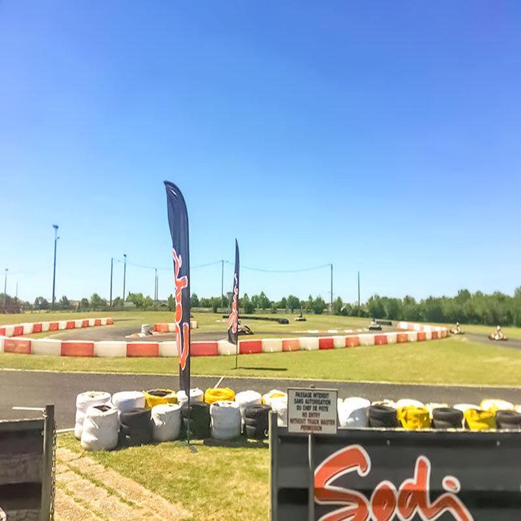 Voir la diapositive 3 : Smartbox Session de pilotage au volant d'un Fun Kart LR5 pour 2 enfants - Coffret Cadeau Sport & Aventure