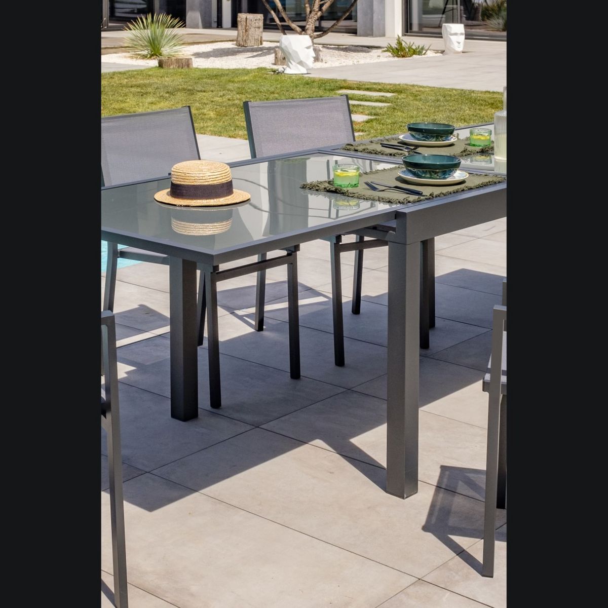 Table de jardin rectangulaire - 8/10 places - Aluminium et plateau en verre - Anthracite - TOLEDE