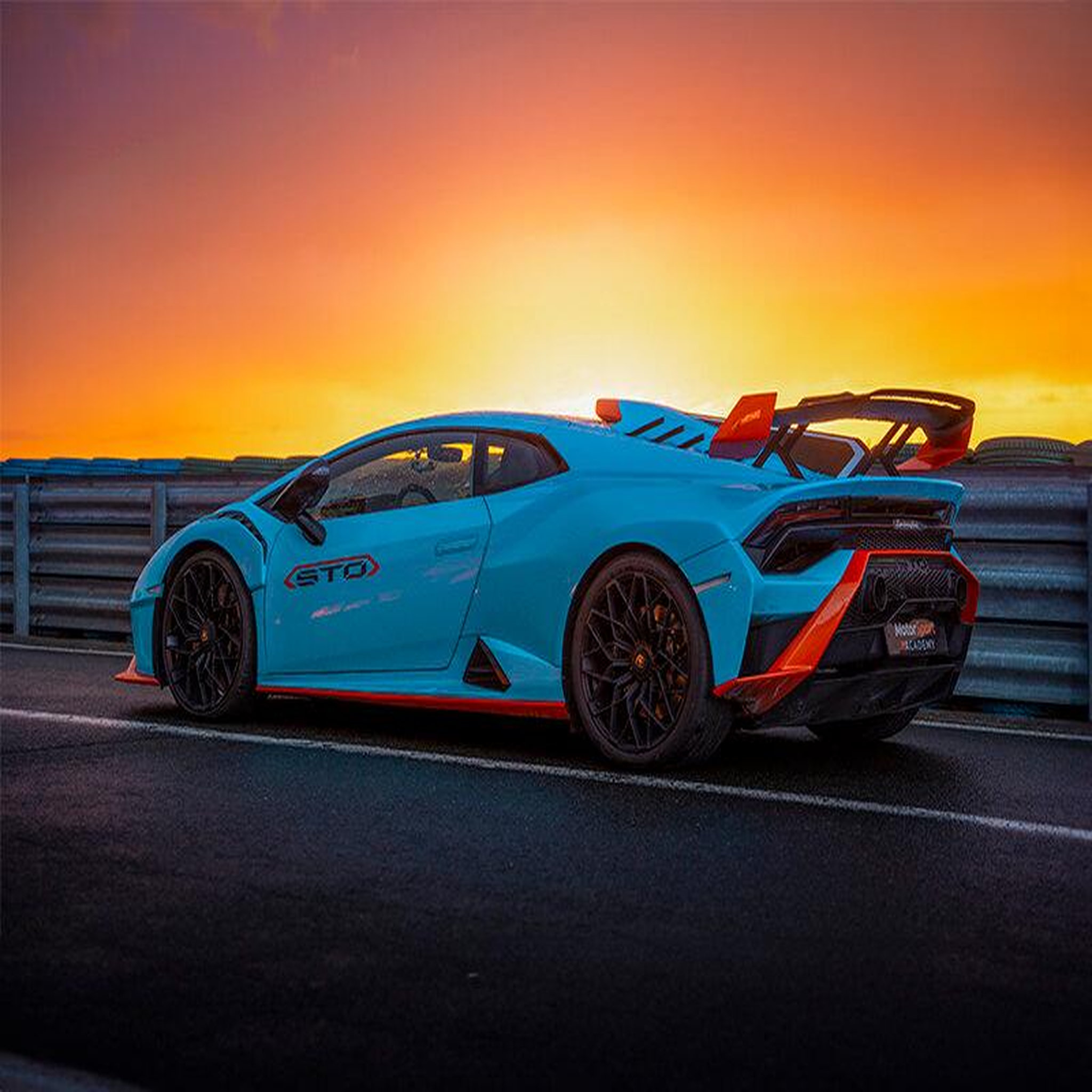 Voir la diapositive 2 : Smartbox Stage de pilotage : 2 tours sur le circuit de Vaison en Lamborghini Huracán STO - Coffret Cadeau Sport & Aventure