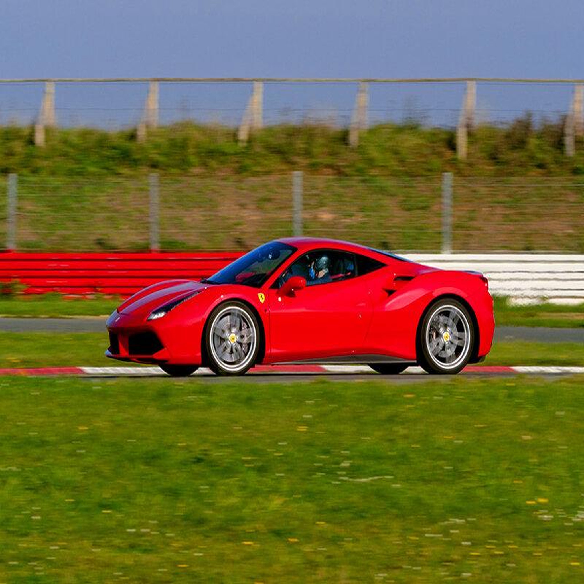 Voir la diapositive 2 : Smartbox Stage de pilotage : 2 tours sur le circuit de haute saintonge en ferrari 488 - coffret cadeau sport & aventure