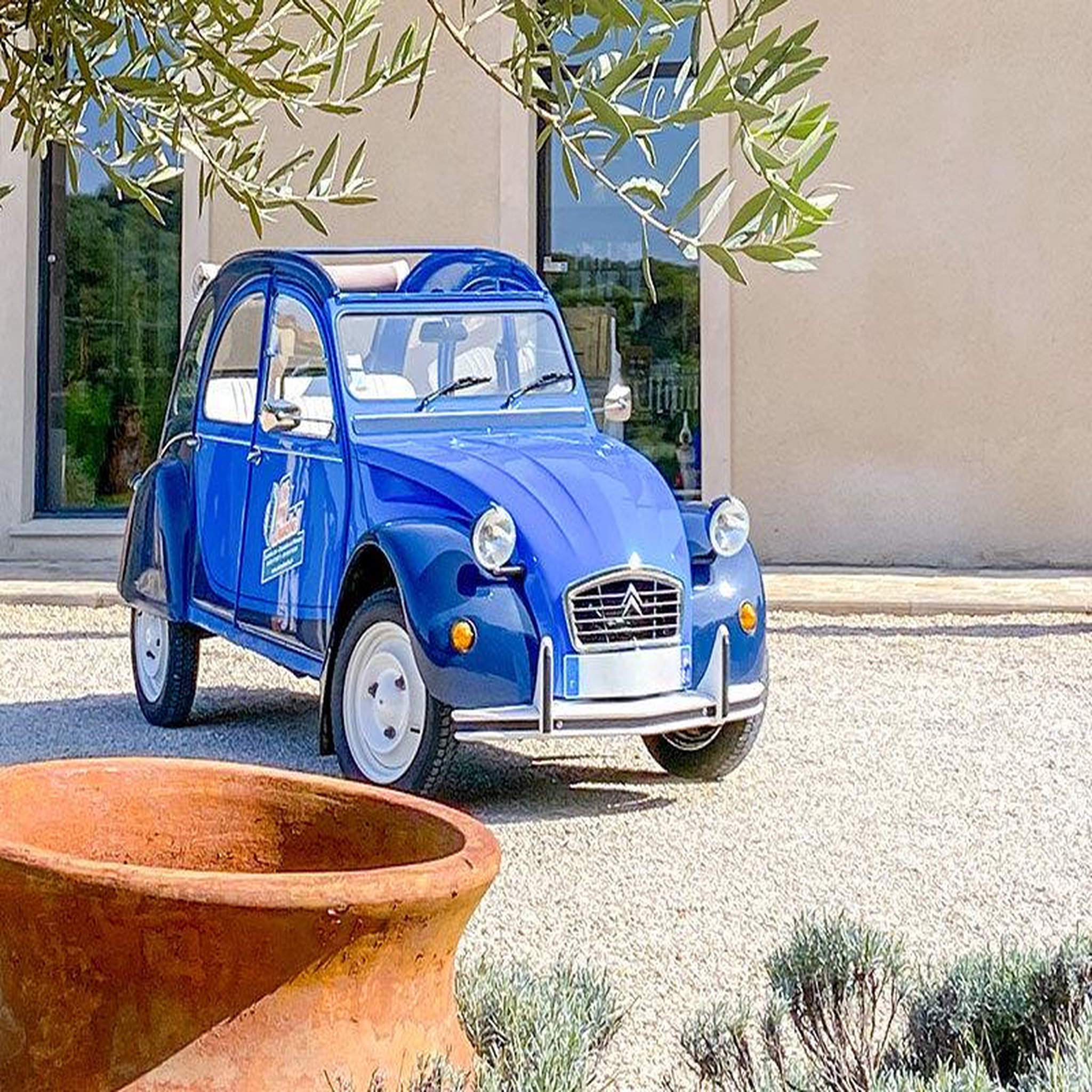 Voir la diapositive 2 : Smartbox Promenade de 4h en 2 cv sur le thème de l'huile d'olive avec dégustation - coffret cadeau sport & aventure