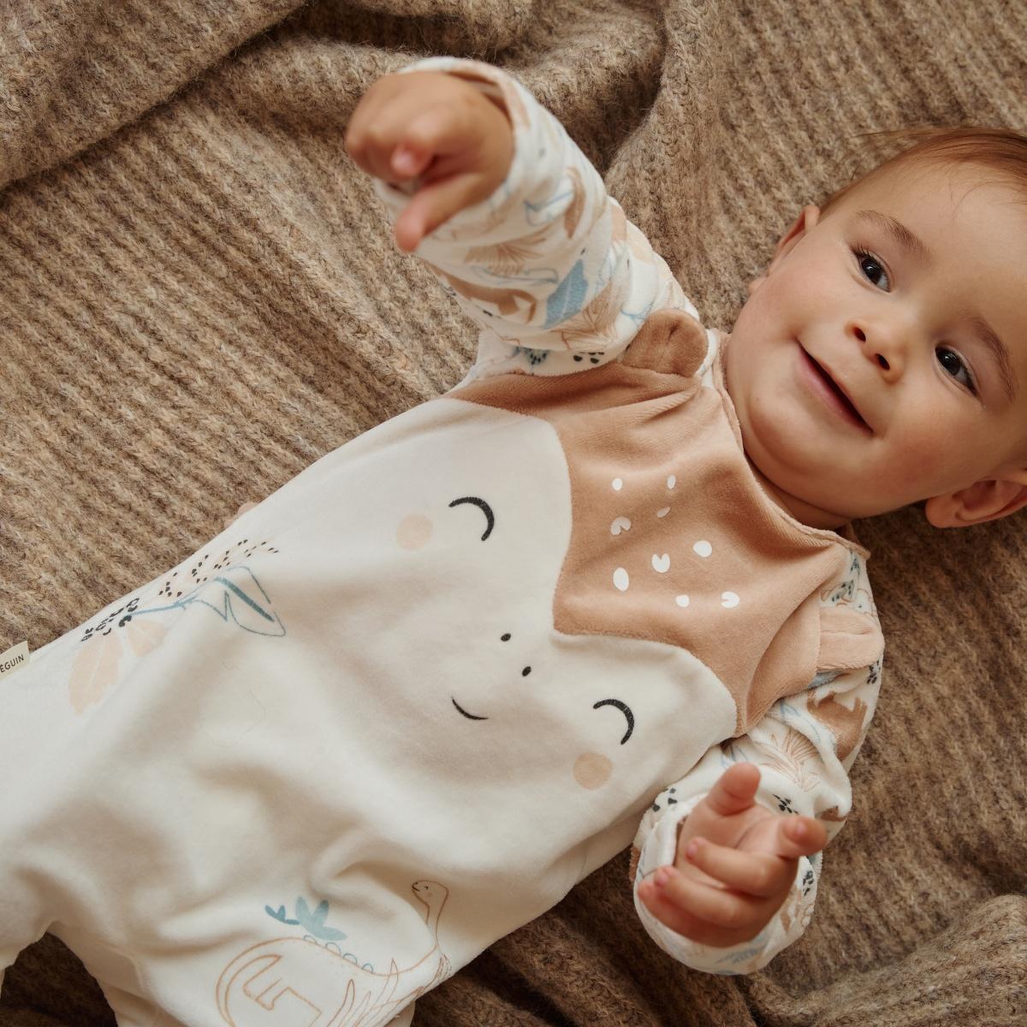 Voir la diapositive 5 : PETIT BEGUIN Pyjama bébé en velours nino