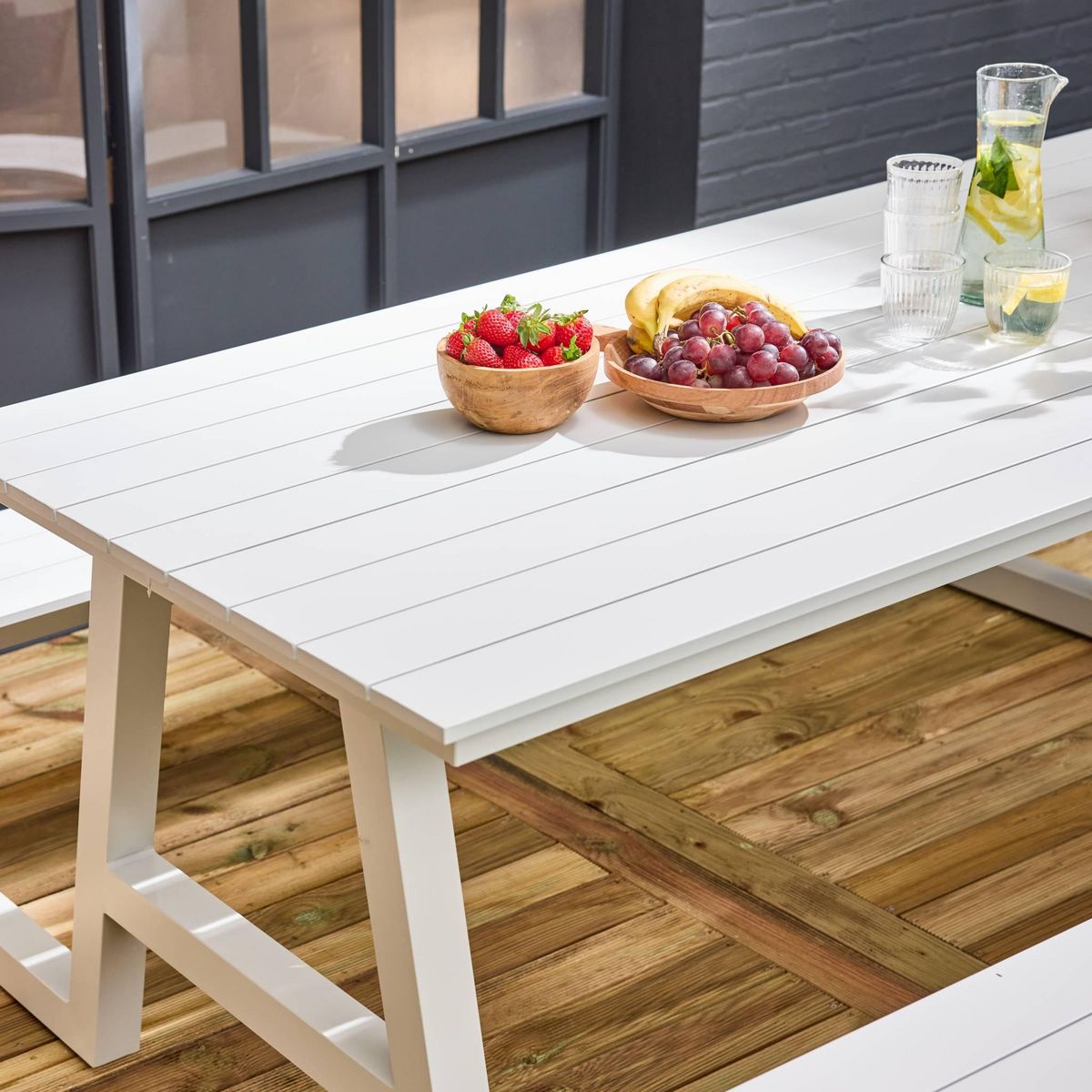 SWEEEK Table pique nique ANA aluminium avec 2 bancs blancs. 6 places. 199.8 x 173 x 75.8 cm