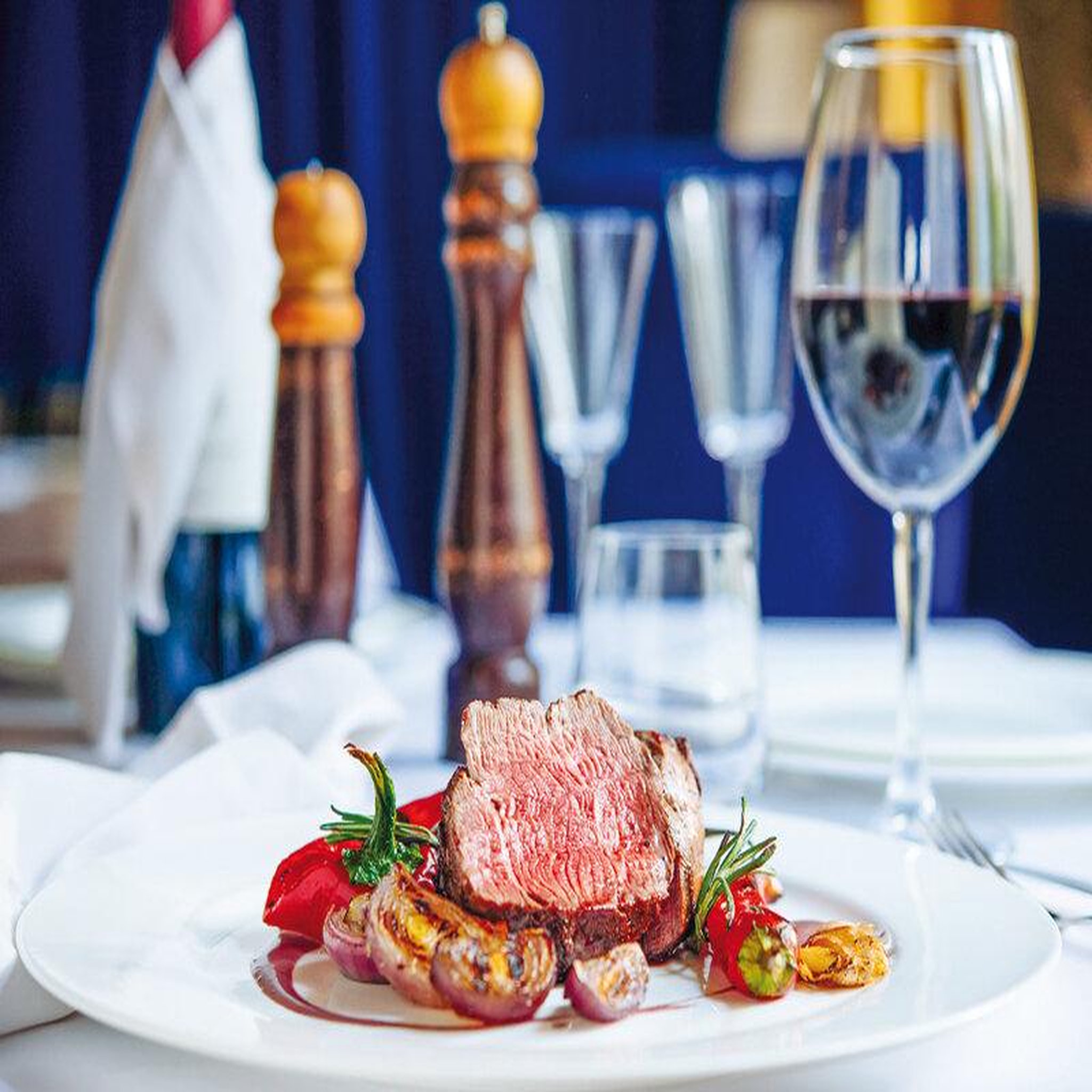 Voir la diapositive 2 : Smartbox Coffret cadeau fête des pères : dîner gourmand avec vin pour 2 personnes - coffret cadeau gastronomie