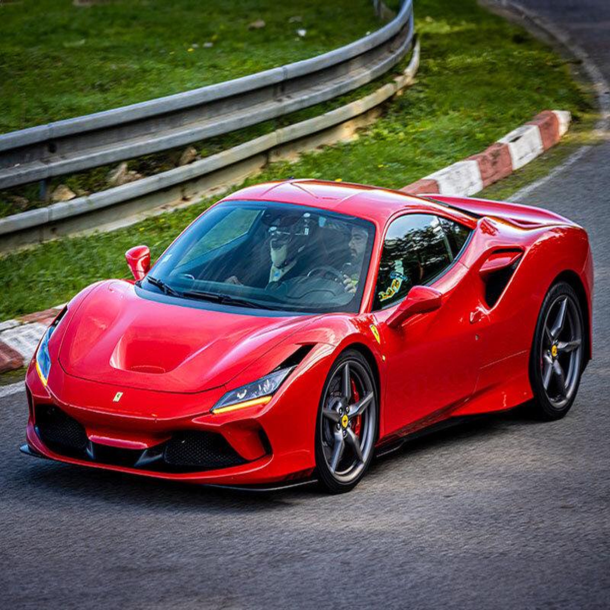 Voir la diapositive 3 : Smartbox Stage de pilotage multivolant : 2 tours en lamborghini huracán et 2 tours en ferrari f8 sur le circuit de la ferté-gaucher - coffret cadeau sport & aventure