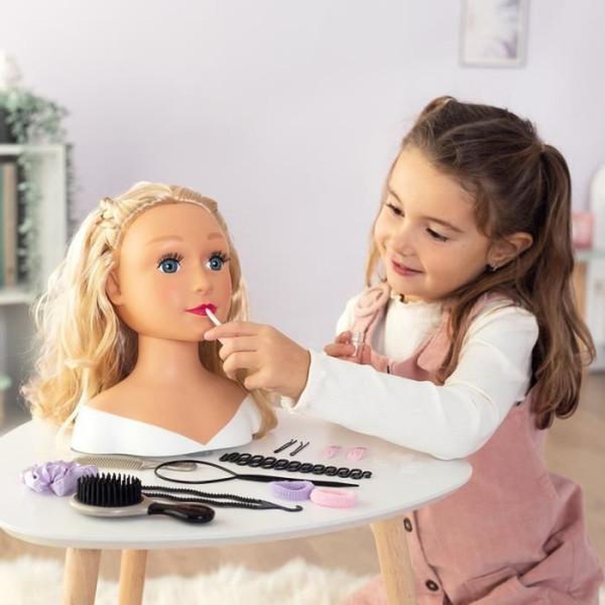 Voir la diapositive 4 : SMOBY Smoby - Tete a coiffer blonde - Facile a coiffer - 19 accessoires réalistes - Levres thermosensibles - Trappe de rangement