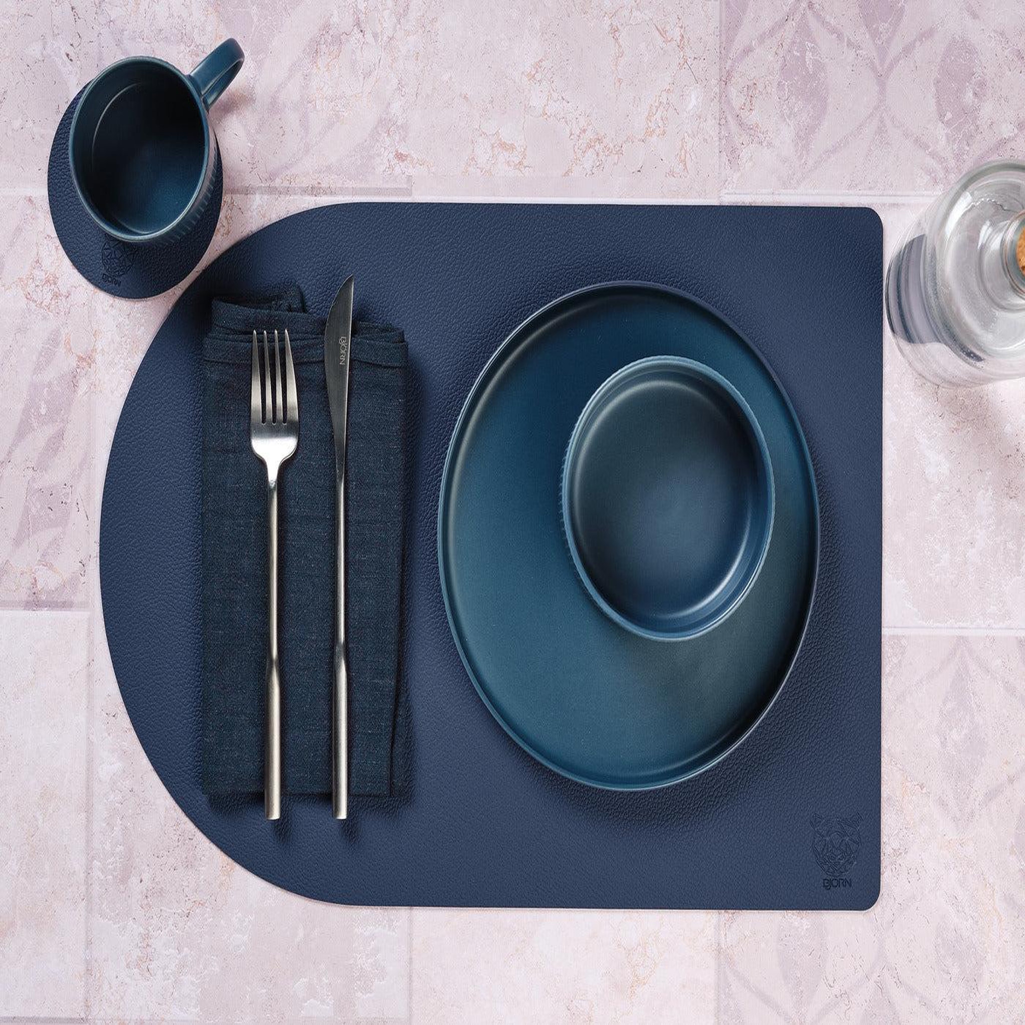 Voir la diapositive 5 : BJORN Set de table rectangovale réversible - 6 pièces - cuir recyclé bleu nuit et gris anthracite