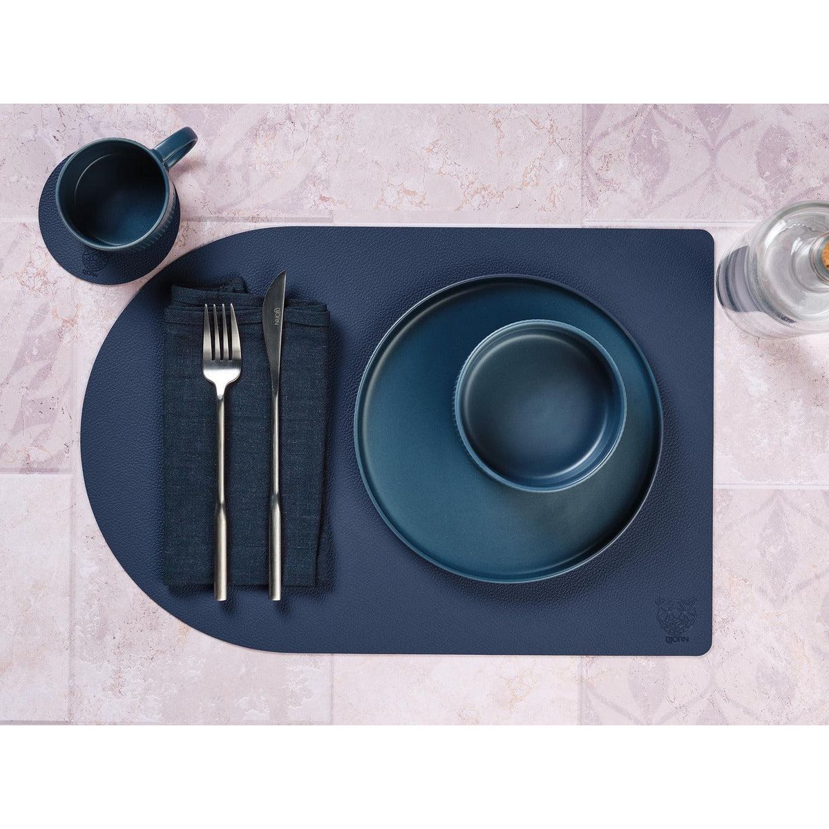 BJORN Set de table rectangovale réversible - 6 pièces - Cuir recyclé bleu nuit et gris anthracite