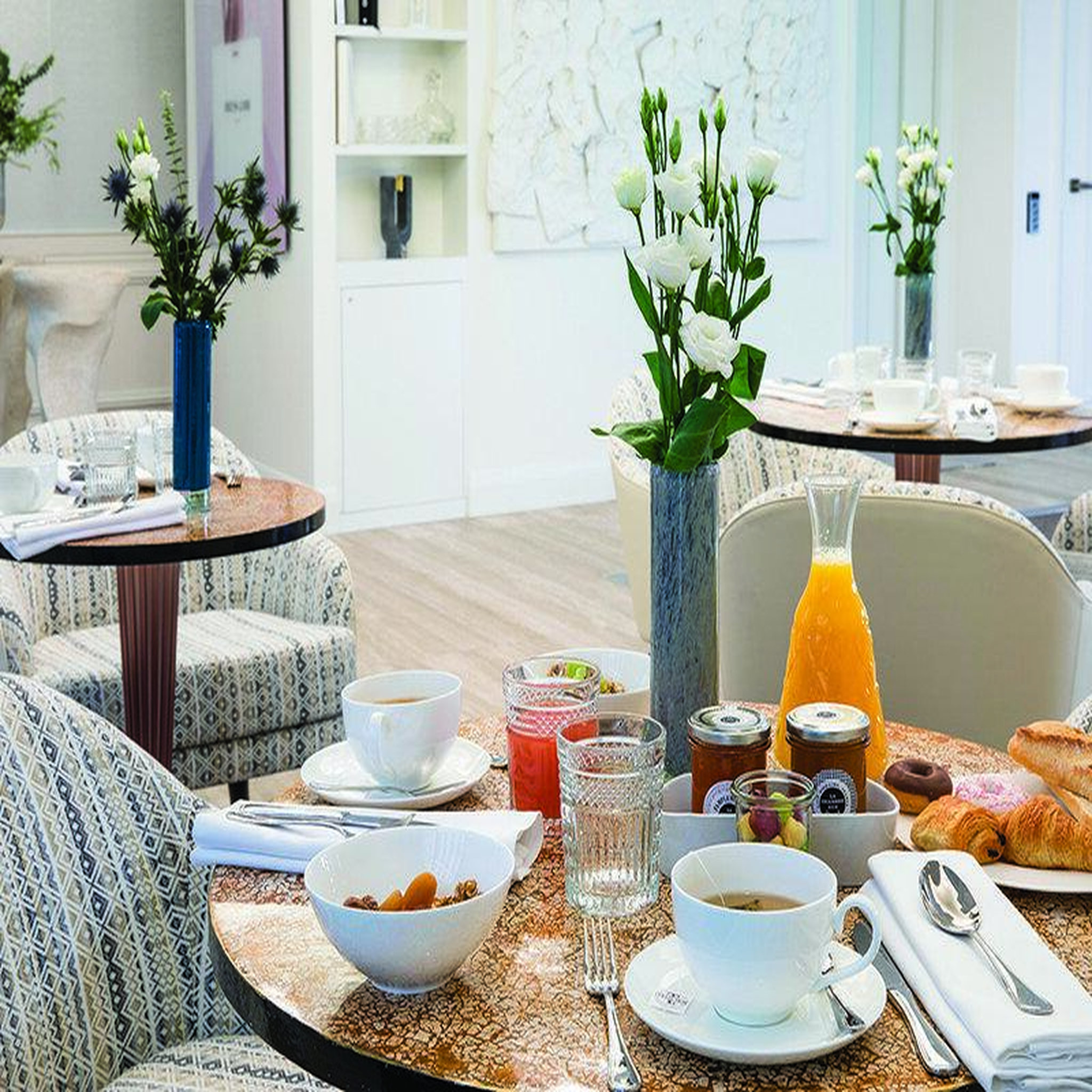 Voir la diapositive 2 : Smartbox Escapade en hôtel 4* à paris avec accès privatif au spa et coupe de champagne - coffret cadeau séjour