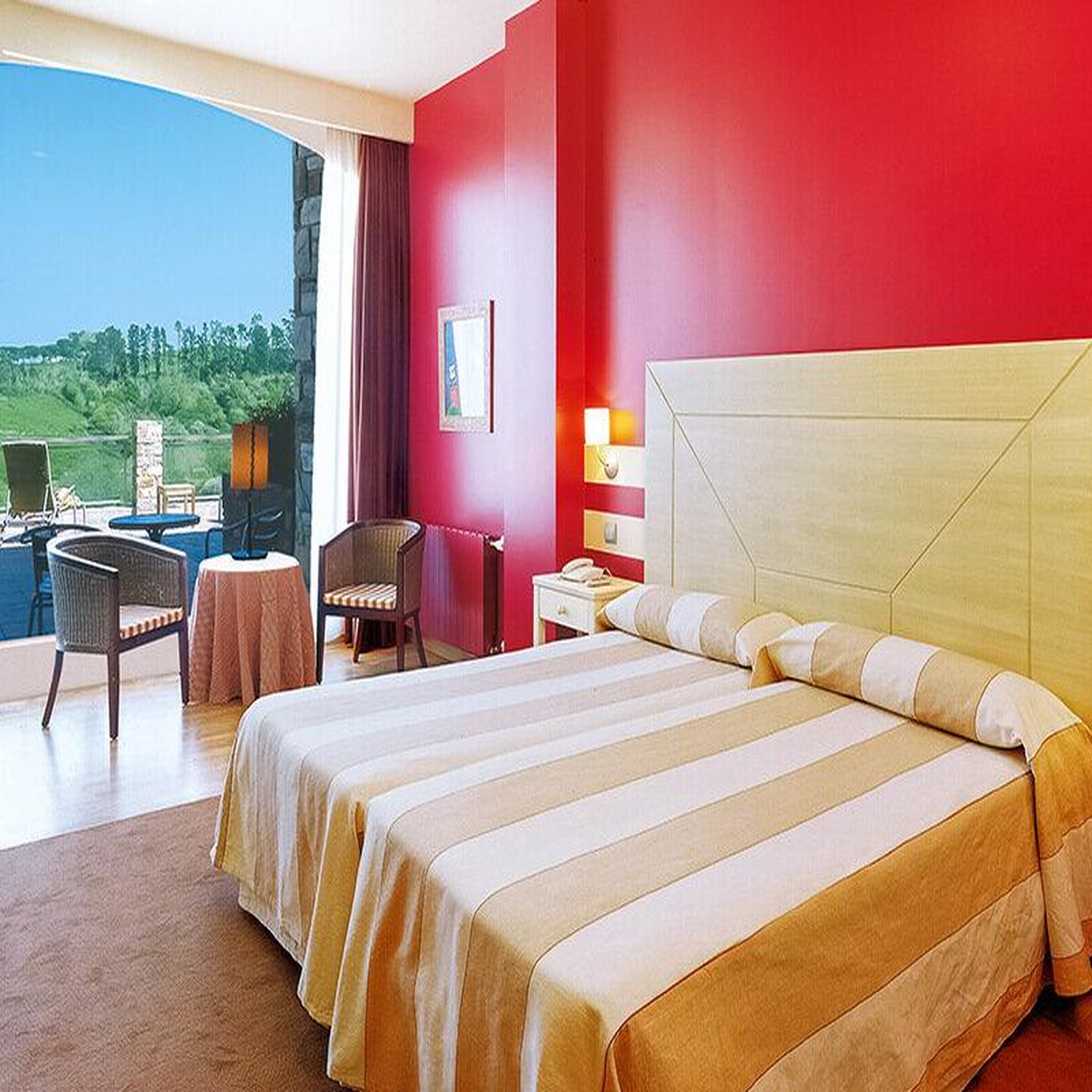 Voir la diapositive 4 : Smartbox Séjour en espagne : 2 nuits en hôtel ou en maison d'hôtes - coffret cadeau séjour