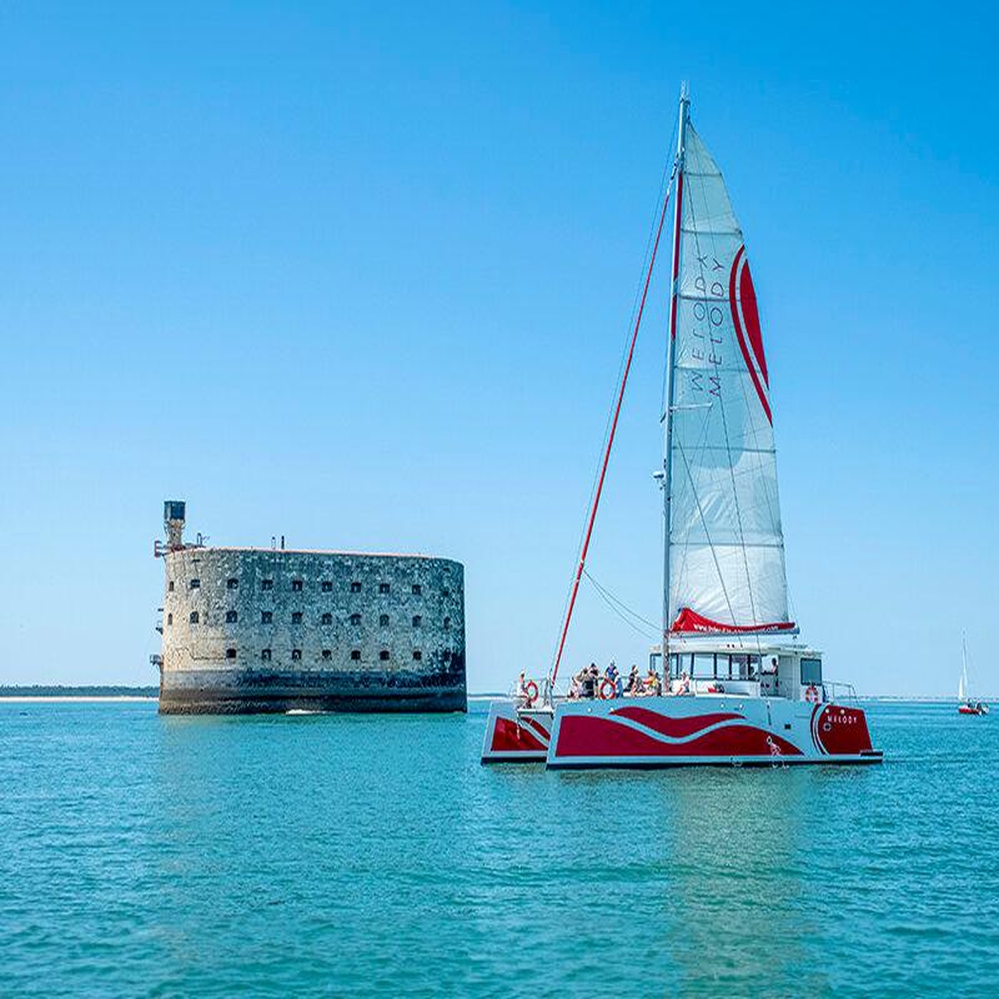 Voir la diapositive 4 : Smartbox Croisière d'1h30 en catamaran pour 2 adultes et 2 enfants au fort Boyard - Coffret Cadeau Sport & Aventure