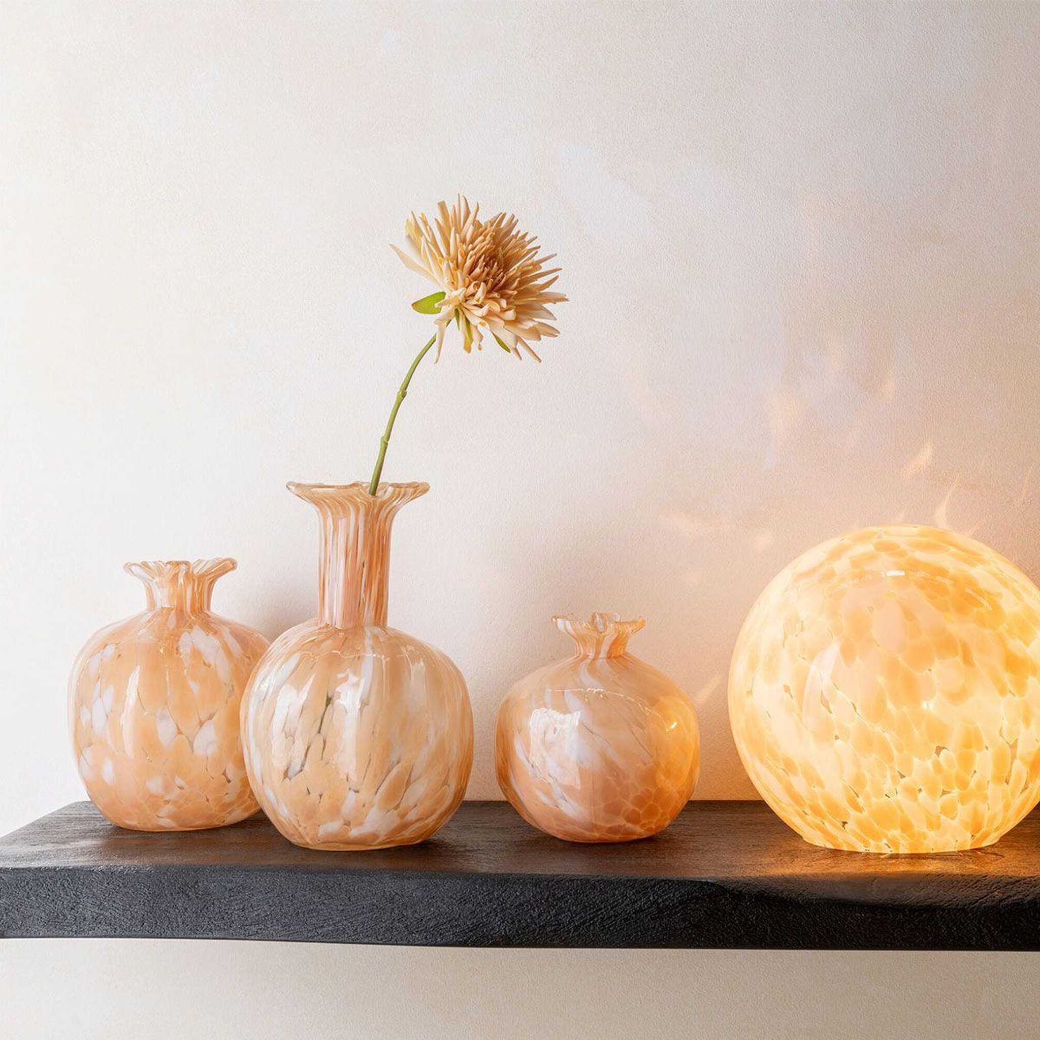 Voir la diapositive 3 : J-LINE Vase design en verre  mélissa  13cm beige