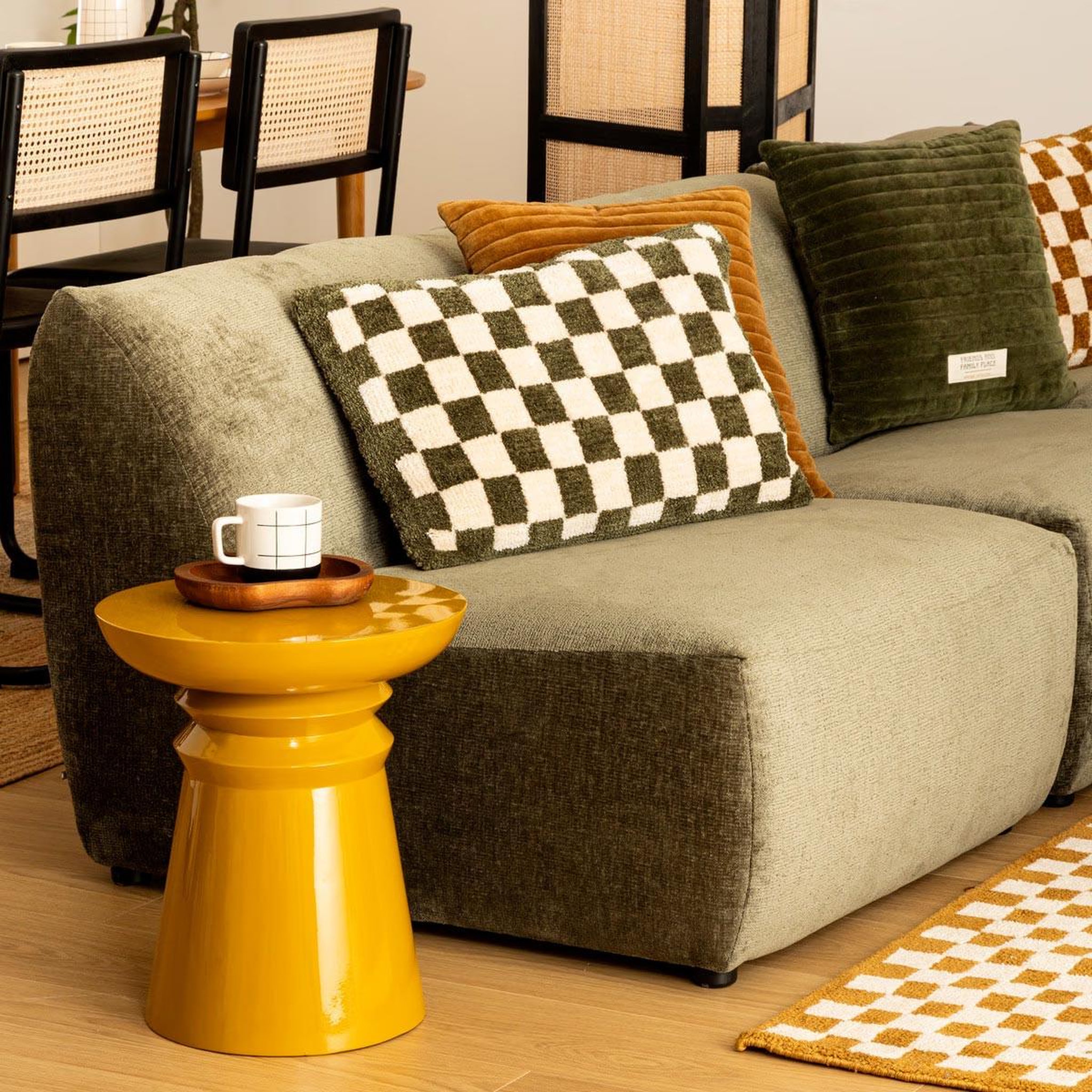 Voir la diapositive 2 : ATMOSPHERA Table d'appoint totem  jaya  43cm moutarde
