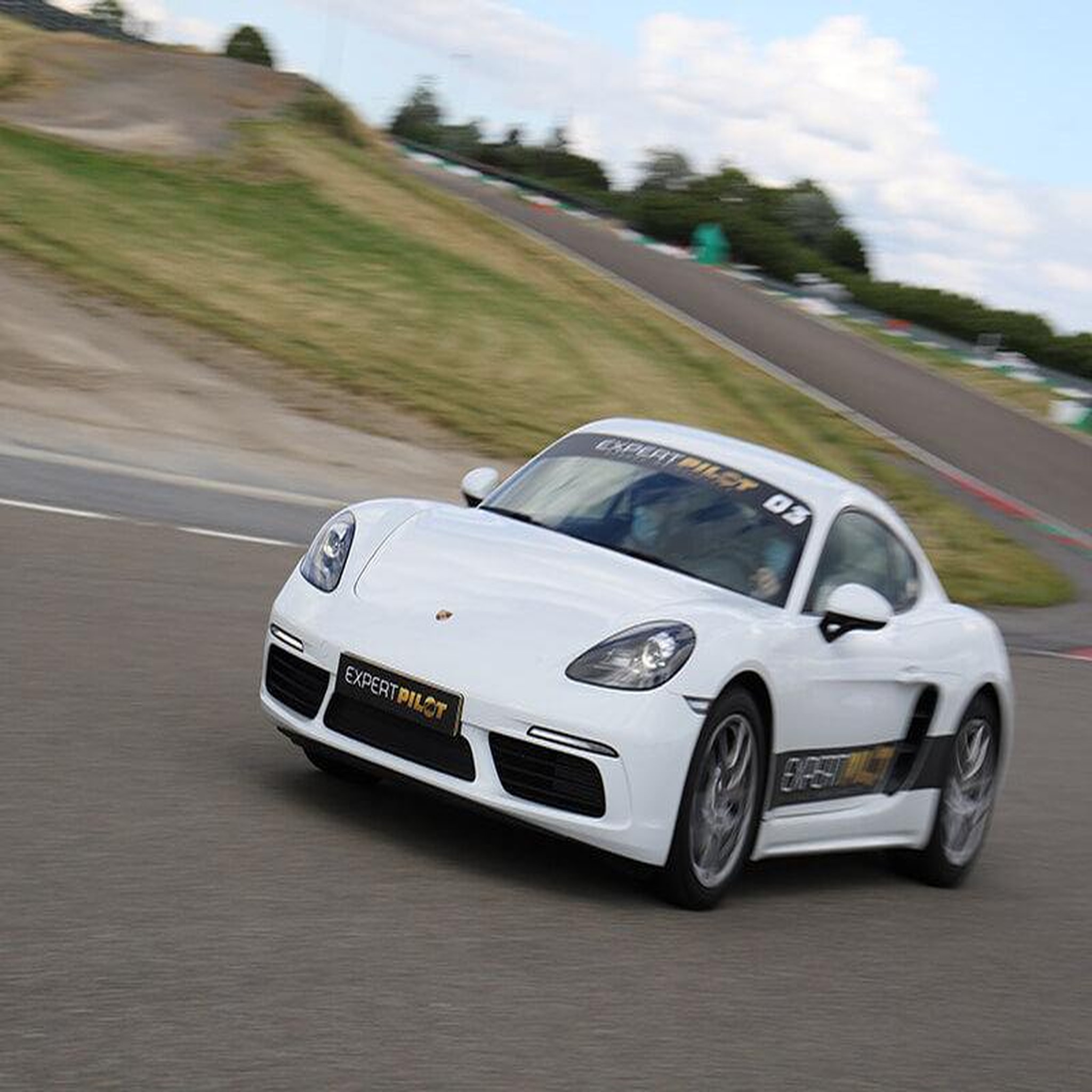 Voir la diapositive 2 : Smartbox Session pilotage de 2 tours de circuit en Porsche Cayman à Dijon - Coffret Cadeau Sport & Aventure