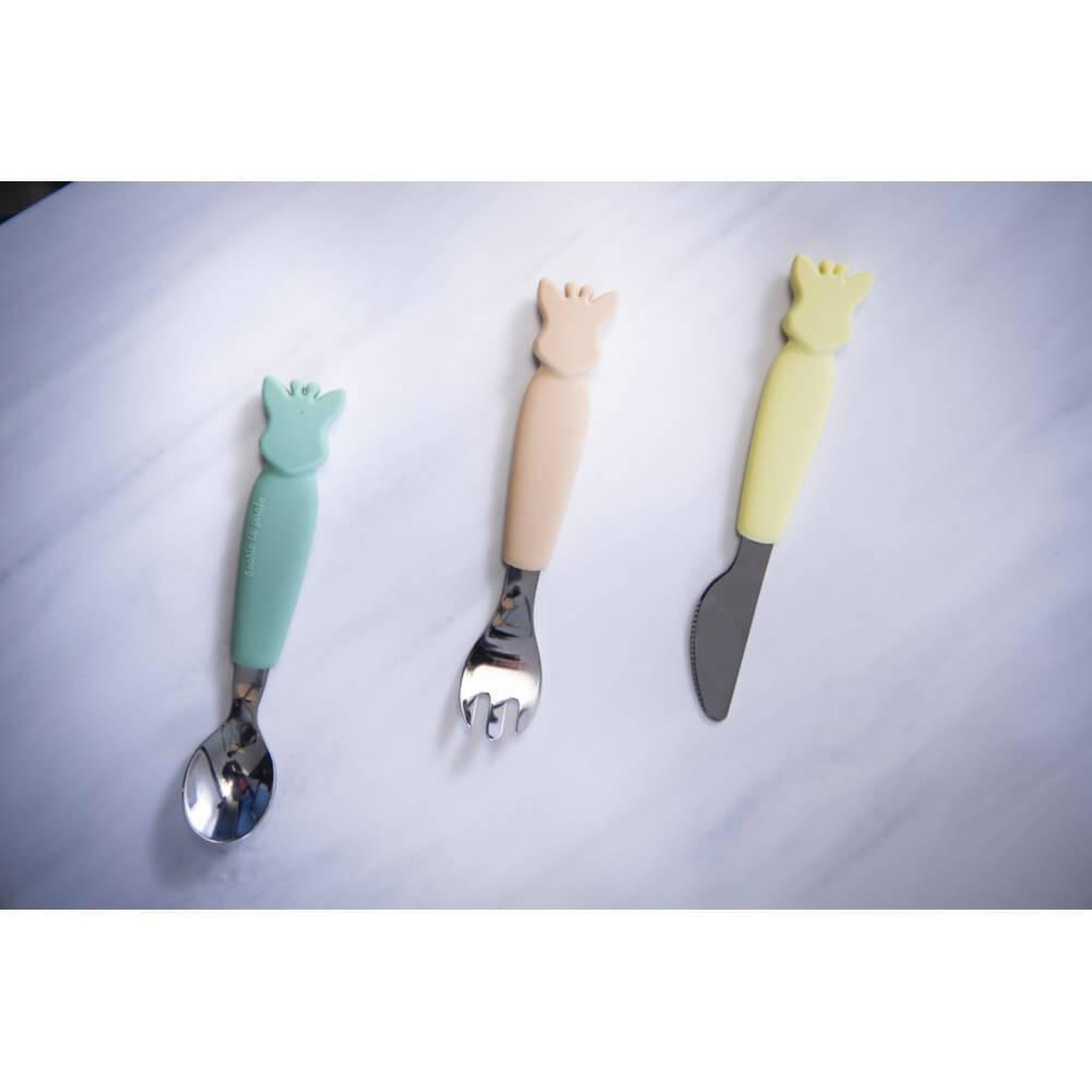 Voir la diapositive 2 : VULLI Set de 3 couverts en silicone Sophie la girafe