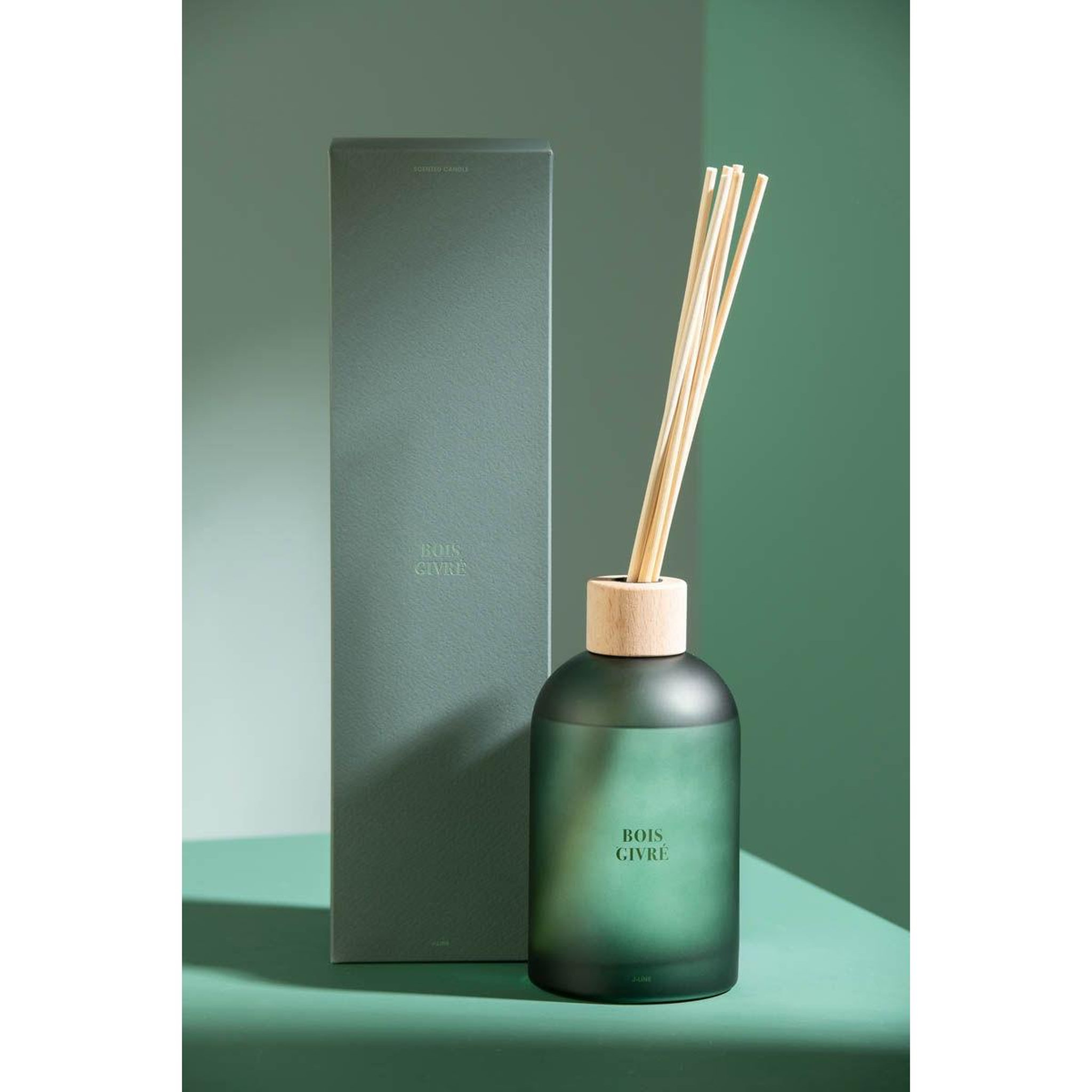 Voir la diapositive 6 : J-LINE Diffuseur de parfum  accords essentiels  550ml bois givré