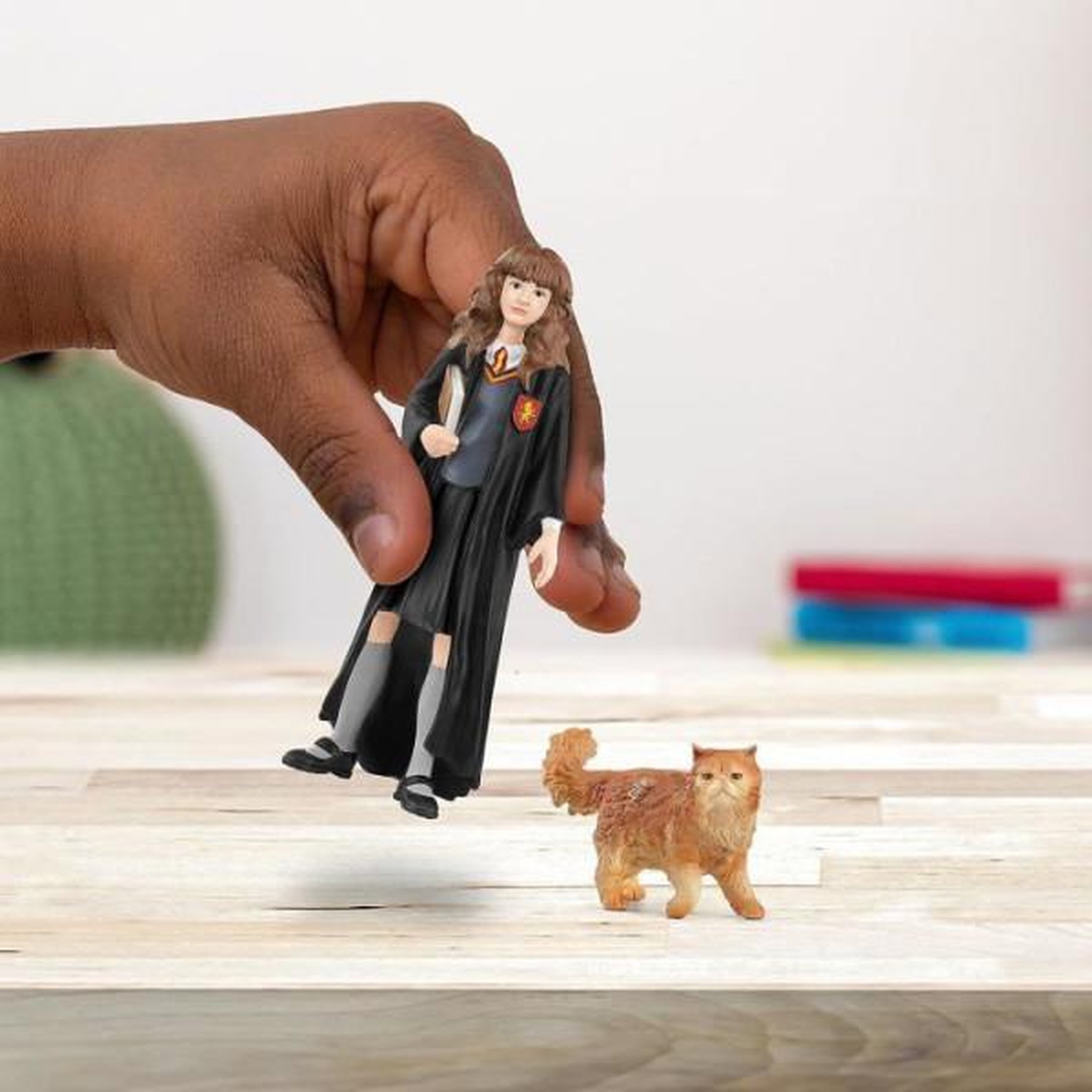 Voir la diapositive 4 : Schleich SCHLEICH - Hermione et Pattenrond - 42635 - Gamme Harry Potter
