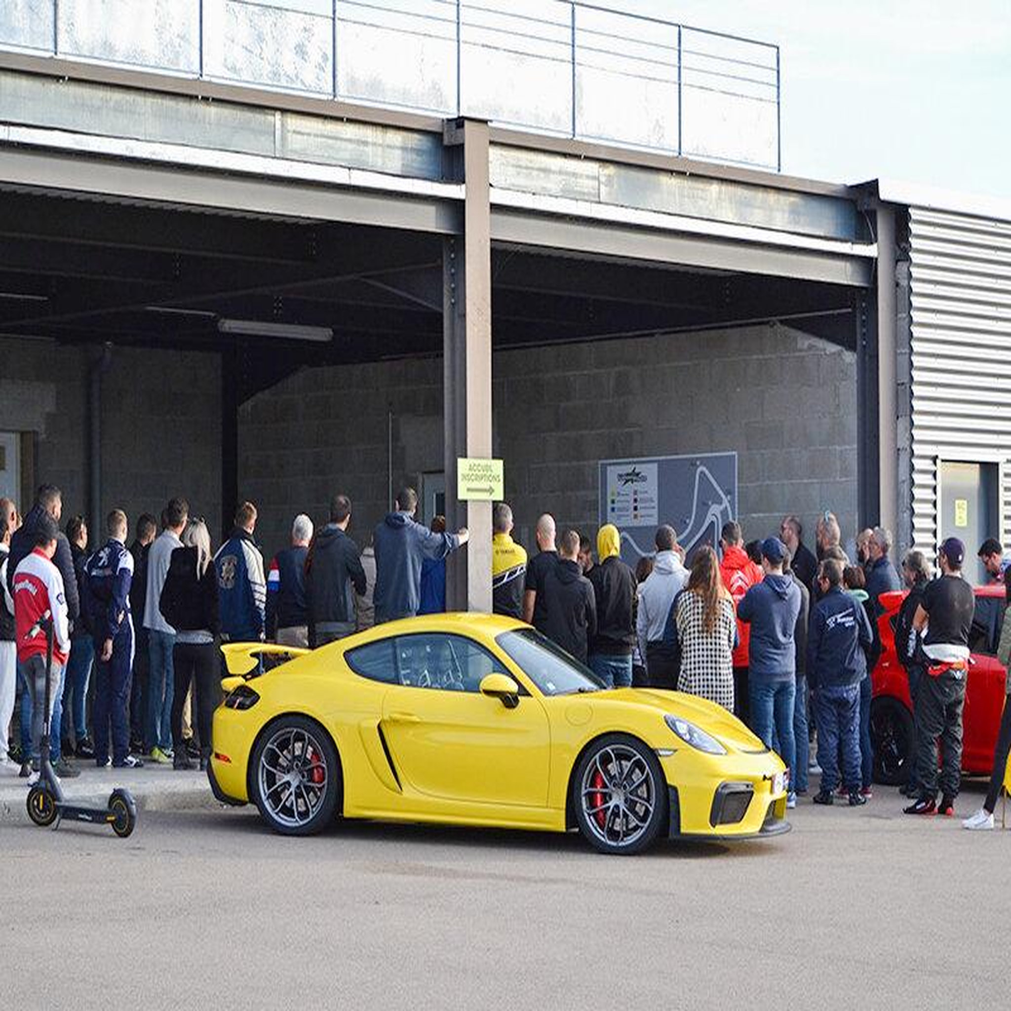 Voir la diapositive 4 : Smartbox Pilotage d'une Porsche GTA 4 Clubsport pendant 2 tours sur le circuit de Bresse - Coffret Cadeau Sport & Aventure