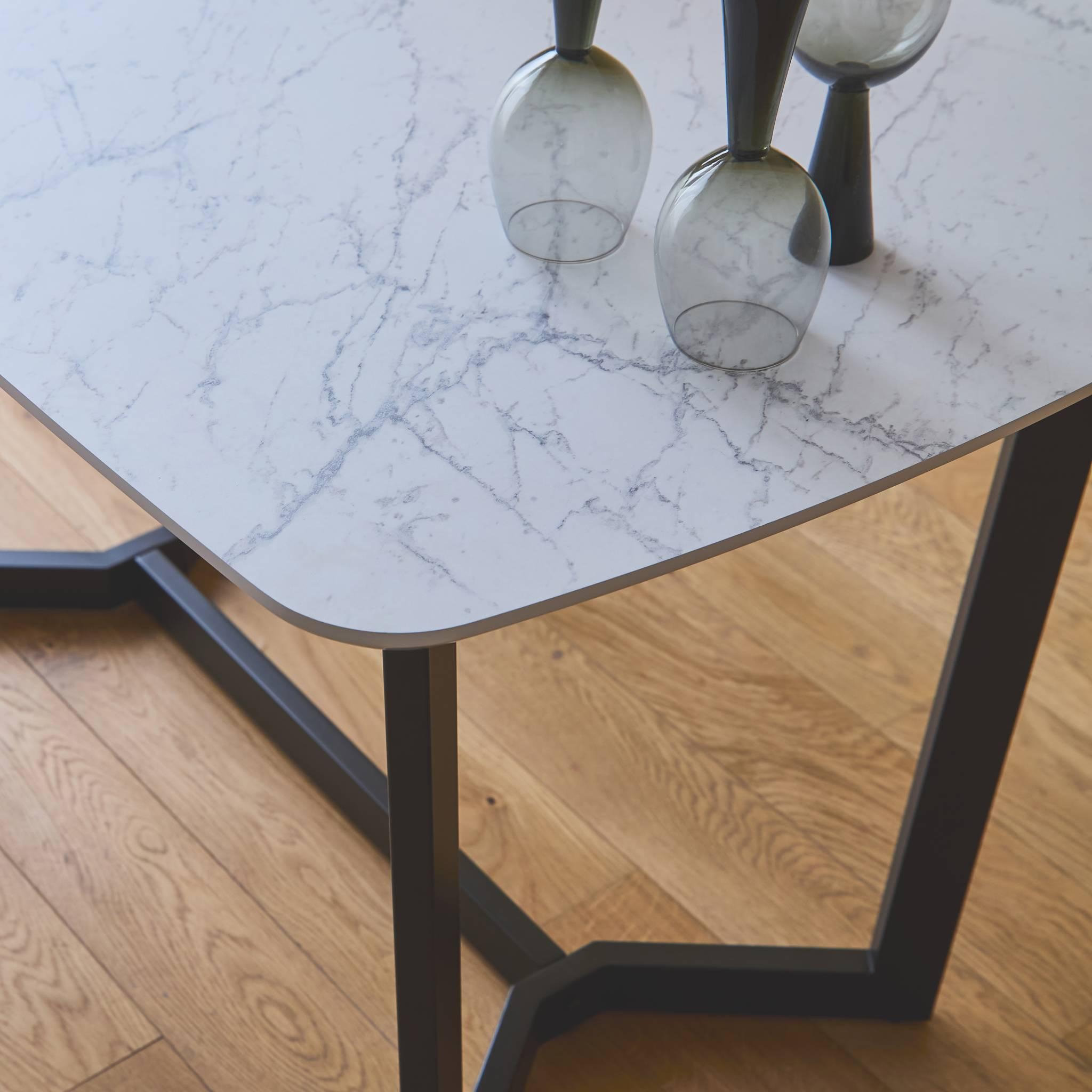 Voir la diapositive 2 : SWEEEK Table à manger 4 à 6 places effet marbre. pieds métal noir. 120cm