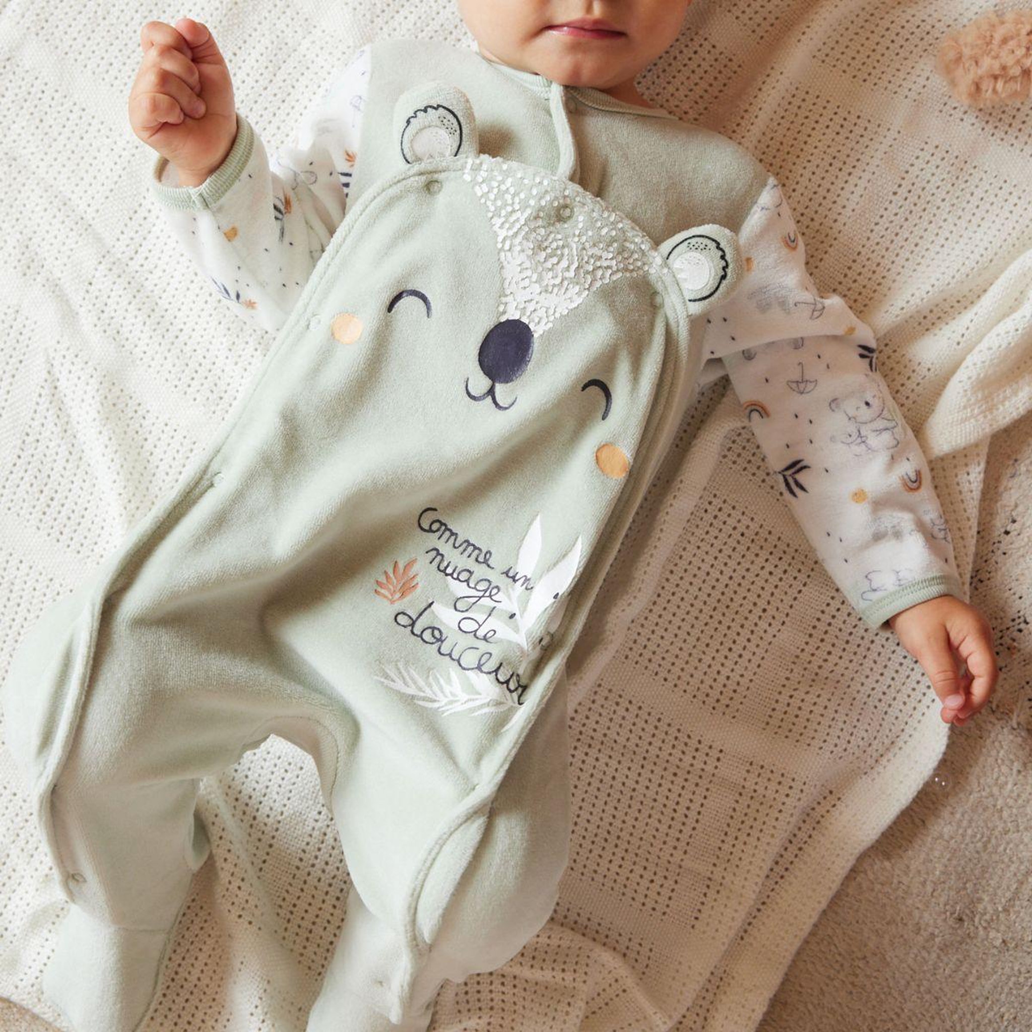 Voir la diapositive 6 : Petit Béguin Pyjama bébé en velours ouverture pont Nuage
