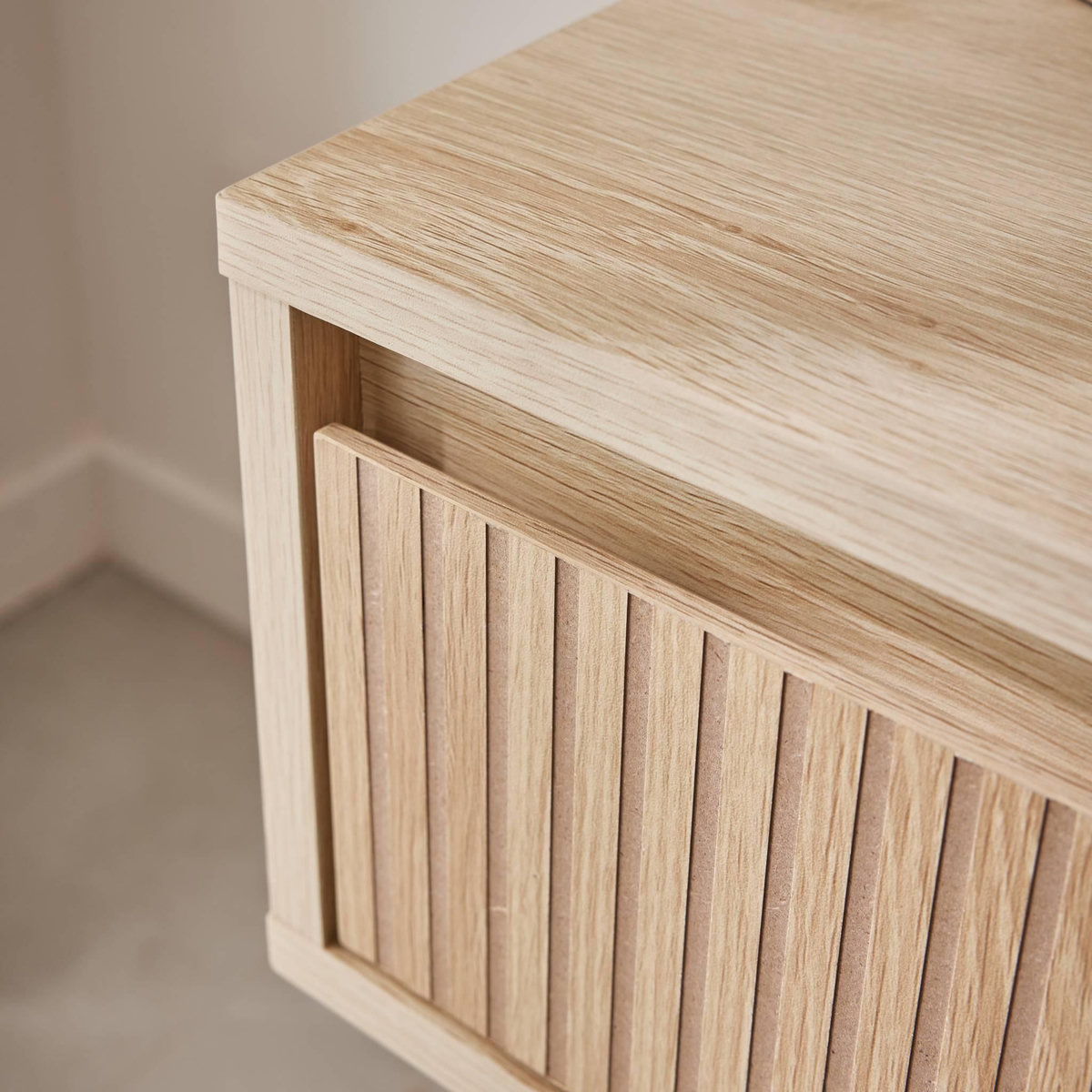 SWEEEK Table de chevet avec un tiroir. Panneaux stratifiés couleur naturelle. Pied en bois de sapin.  L 39 x l 39 x H 55.4cm LINEAR