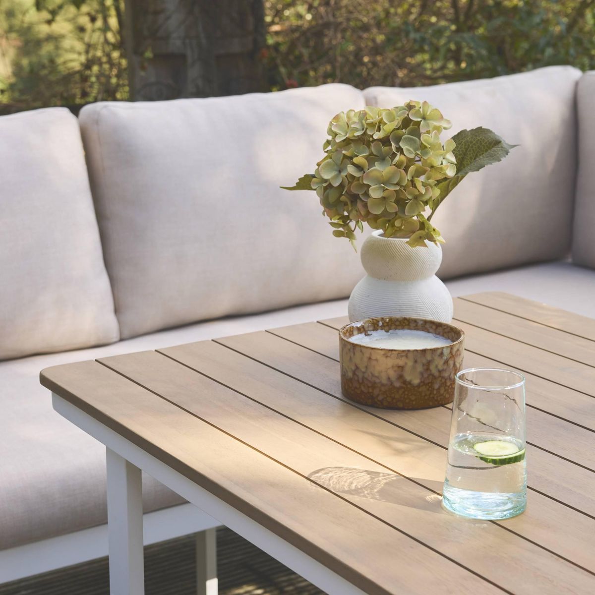 SWEEEK Salon de jardin PAMPAS 8 places en bois d'acacia et aluminium, coussins beiges en polyester, avec table rectangulaire