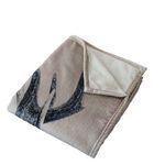 TOILINUX Plaid imprimé cerf Epicéa. Coloris disponibles : Beige, Gris