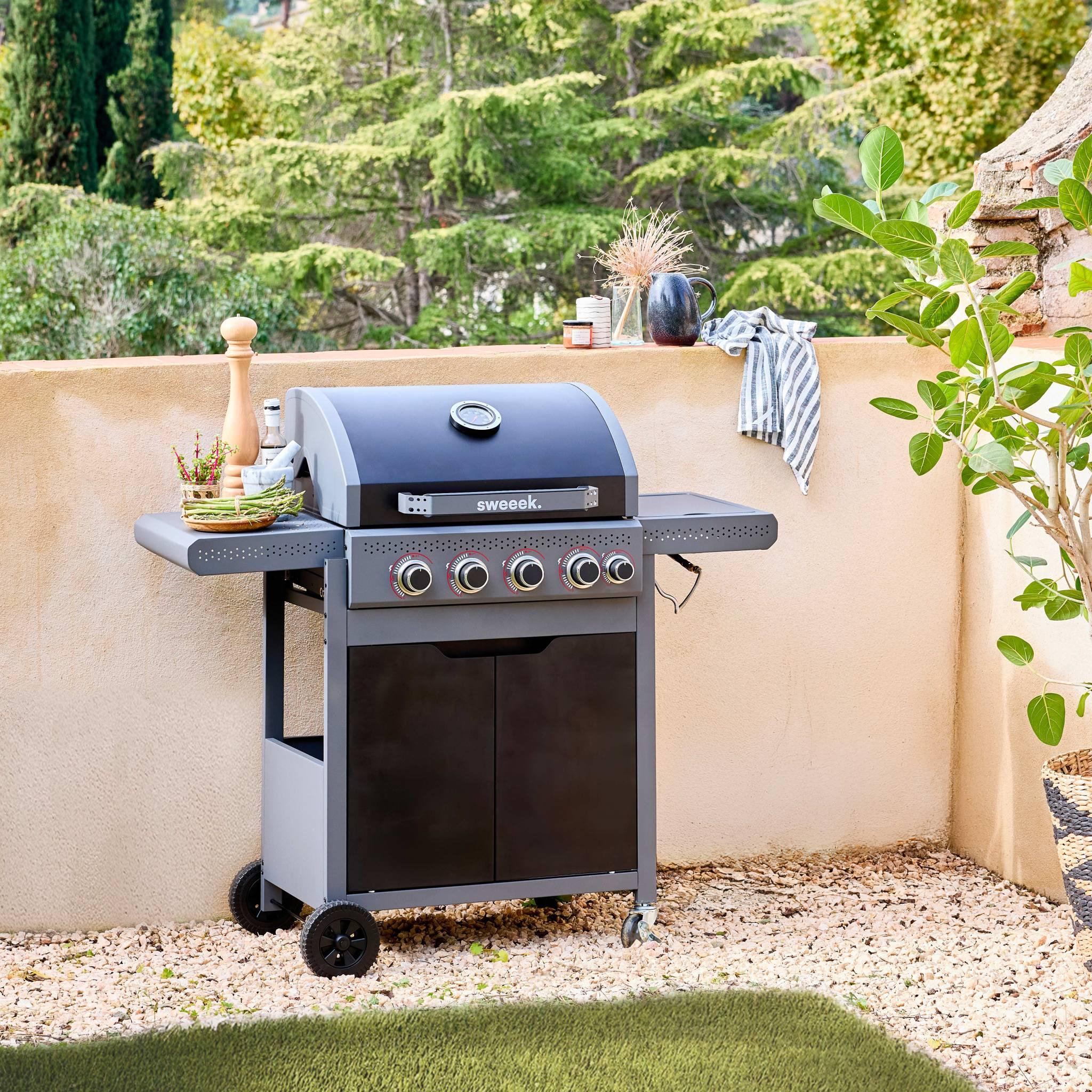 Voir la diapositive 2 : SWEEEK Barbecue au gaz Edmond noir. 4 brûleurs + 1 feu latéral. avec thermomètre. L 122x P62 x H143 cm