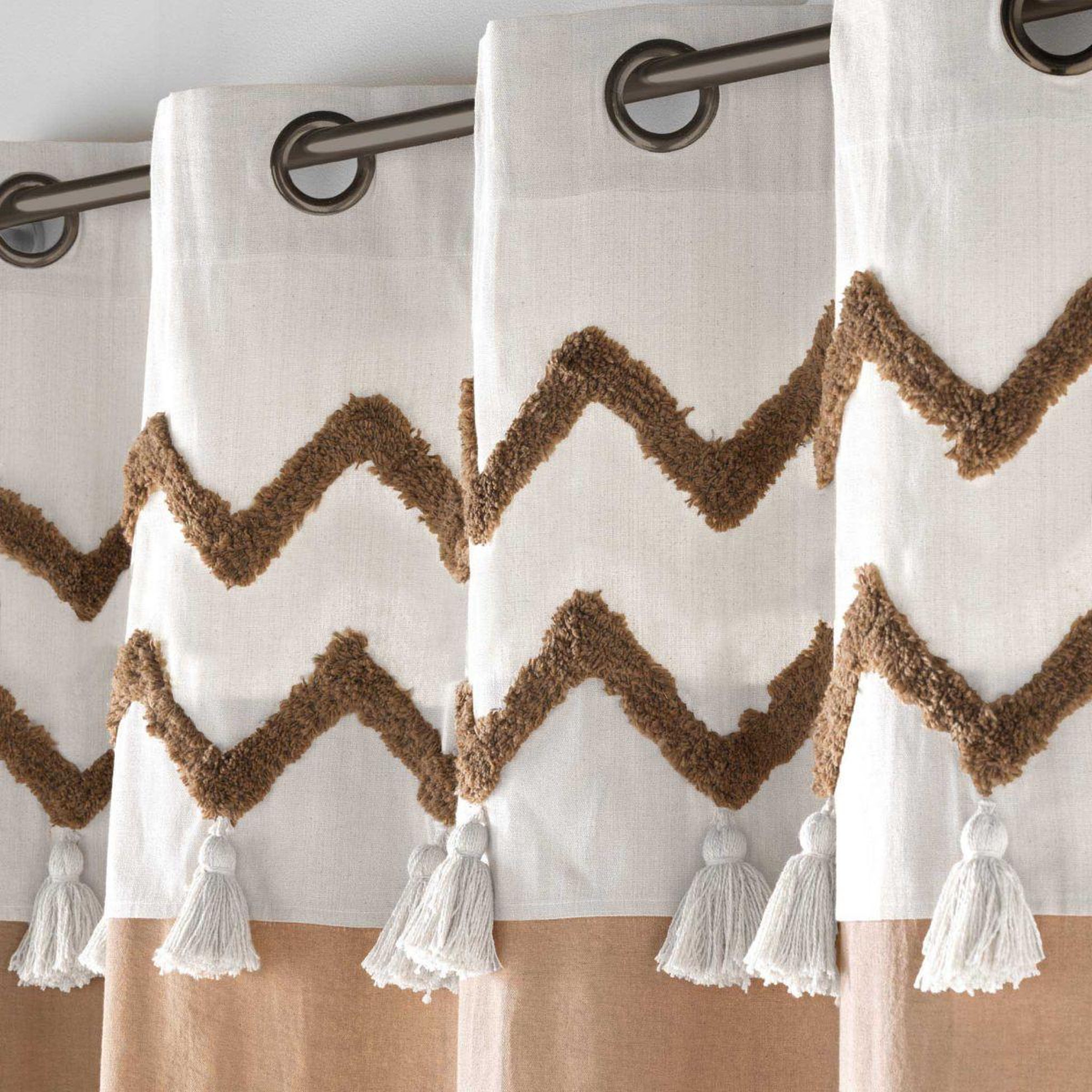 Voir la diapositive 3 : Douceur d'Intérieur Rideau à œillets avec pompons  azari  140x240cm camel