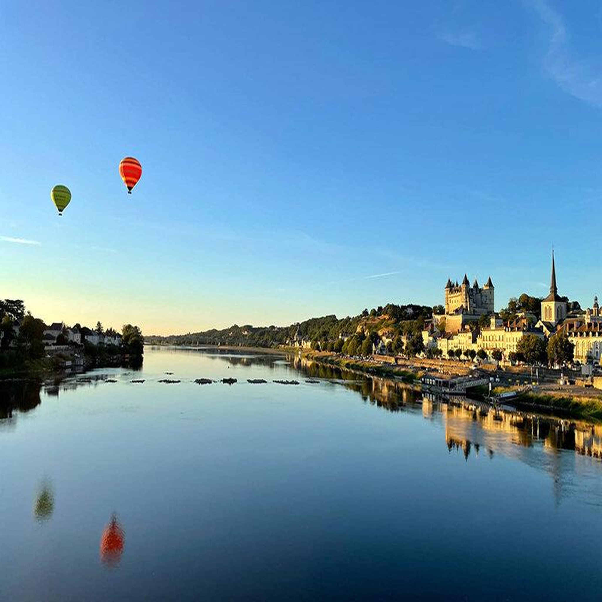 Voir la diapositive 3 : Smartbox Vol en montgolfière au-dessus des châteaux de la loire avec repas 3 plats pour 2 personnes - coffret cadeau sport & aventure
