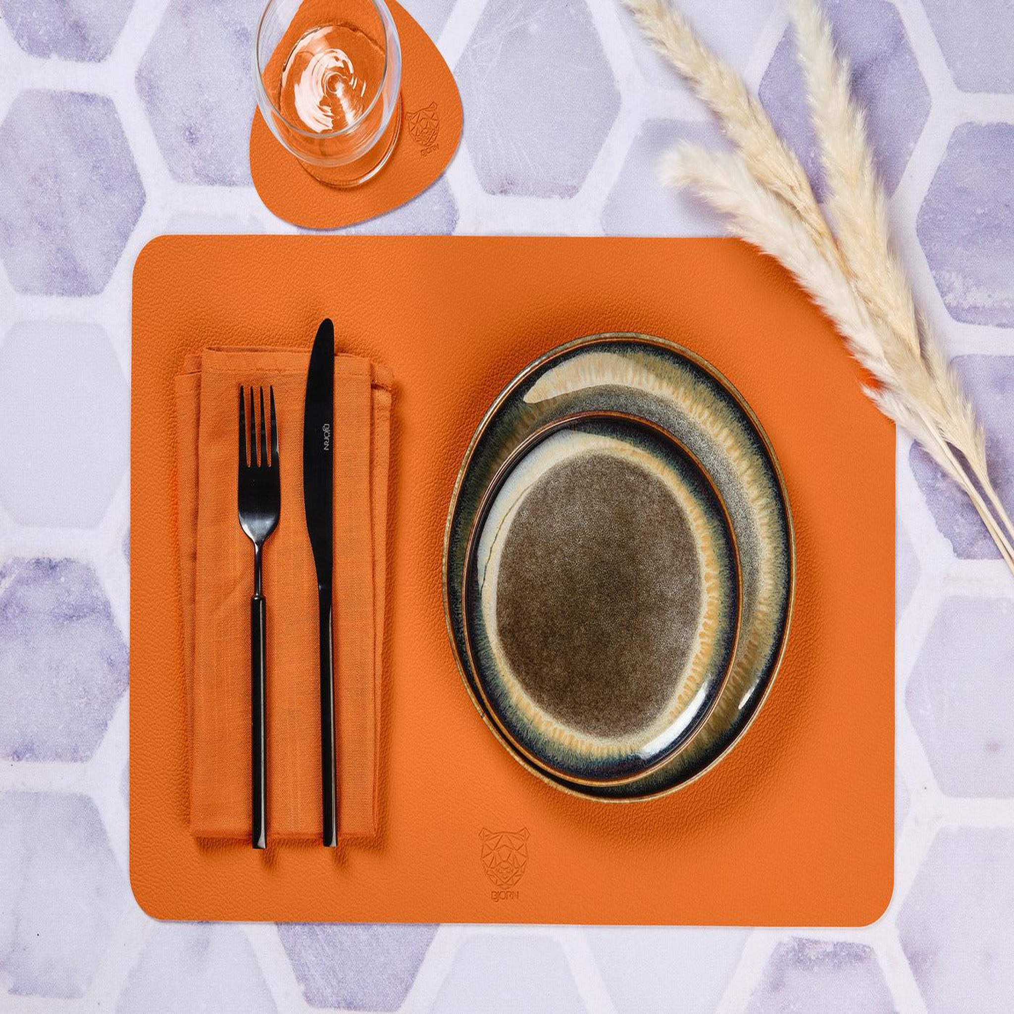 Voir la diapositive 5 : BJORN Sous-verre curve réversible - 6 pièces - cuir recyclé orange et chocolat