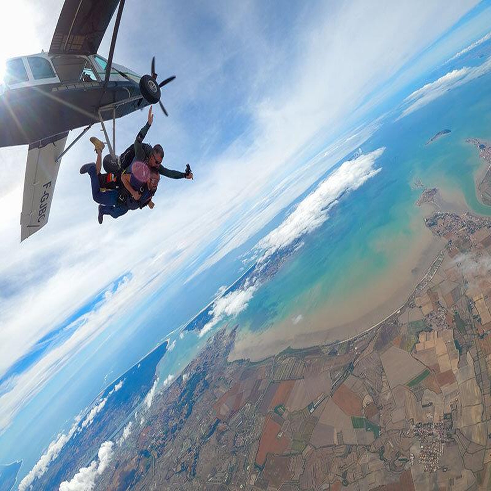 Voir la diapositive 4 : Smartbox Saut en parachute en tandem à La Rochelle en semaine - Coffret Cadeau Sport & Aventure