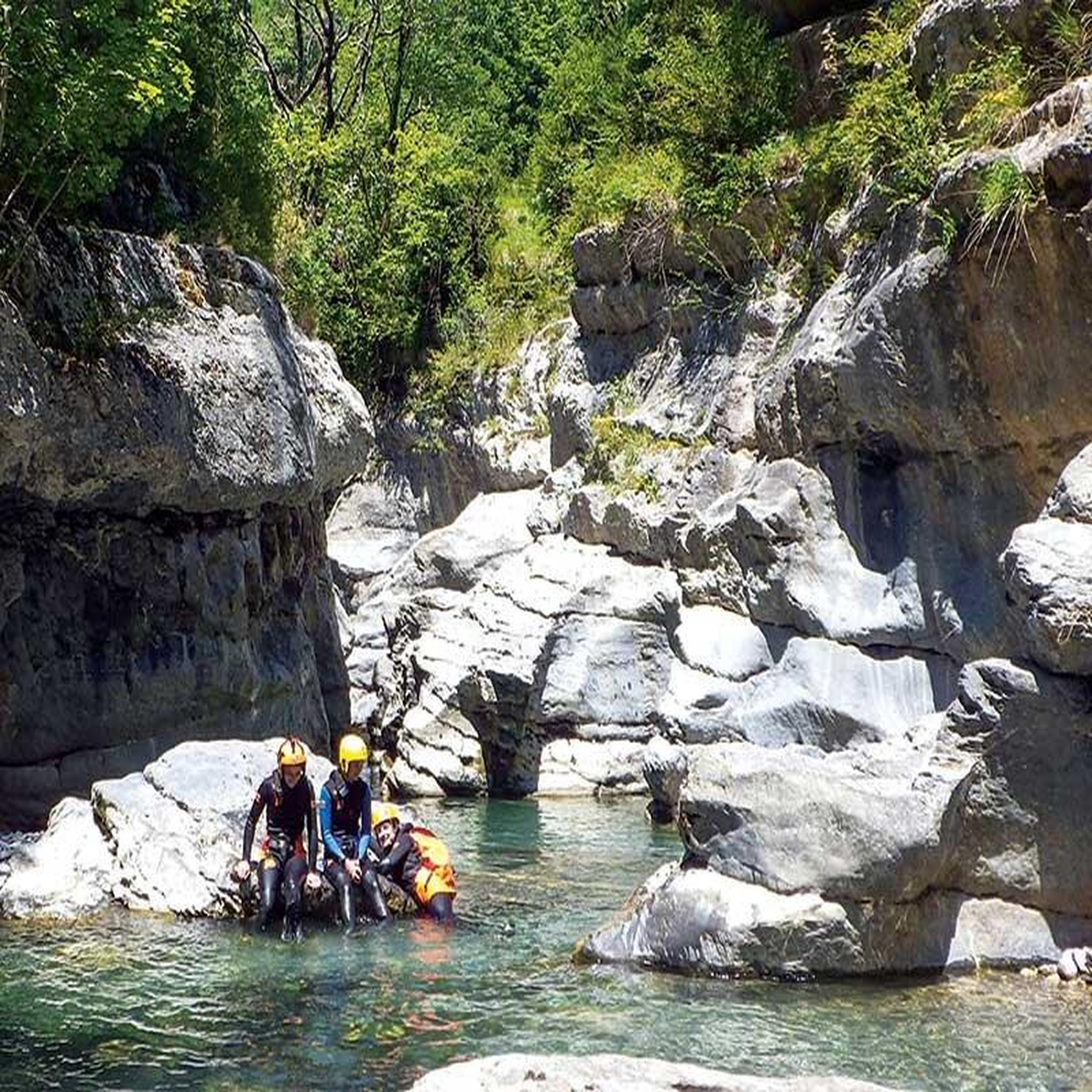 Voir la diapositive 5 : Smartbox Session de canyoning de 2h30 dans les pyrénées - coffret cadeau sport & aventure