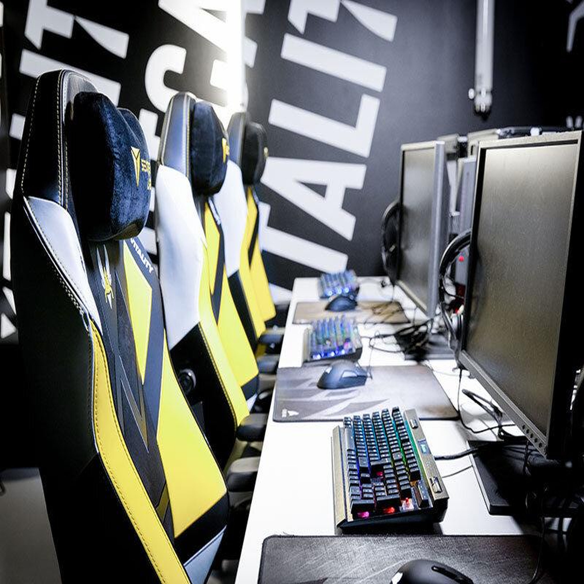 Voir la diapositive 2 : Smartbox E-sport à paris : 1h en espace privatif de team vitality pour 5 personnes - coffret cadeau sport & aventure