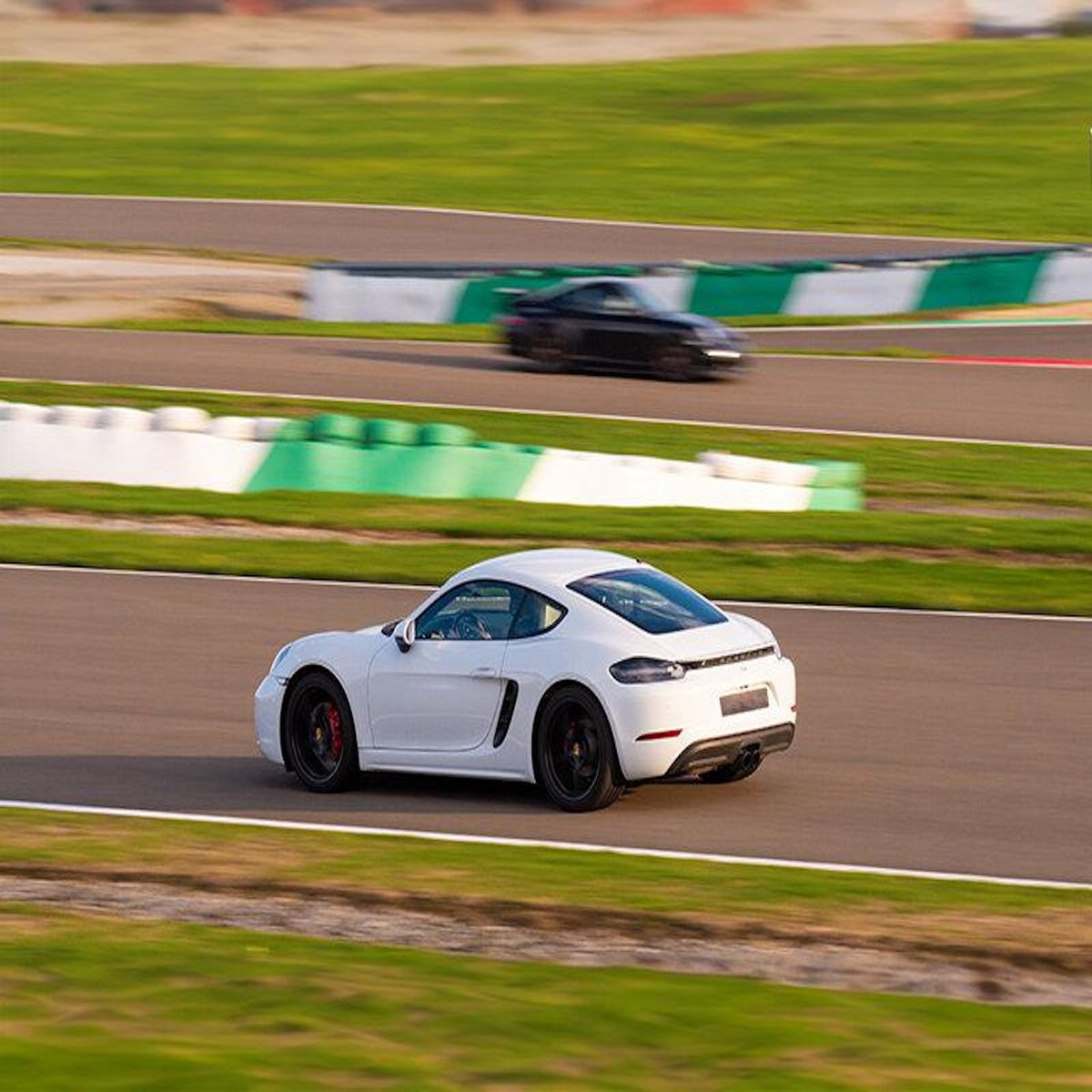 Smartbox Stage de pilotage multivolant : 2 tours en Porsche et 2 tours en Ferrari 488 GTB sur le circuit de Magny-Cours - Coffret Cadeau Sport & Aventure