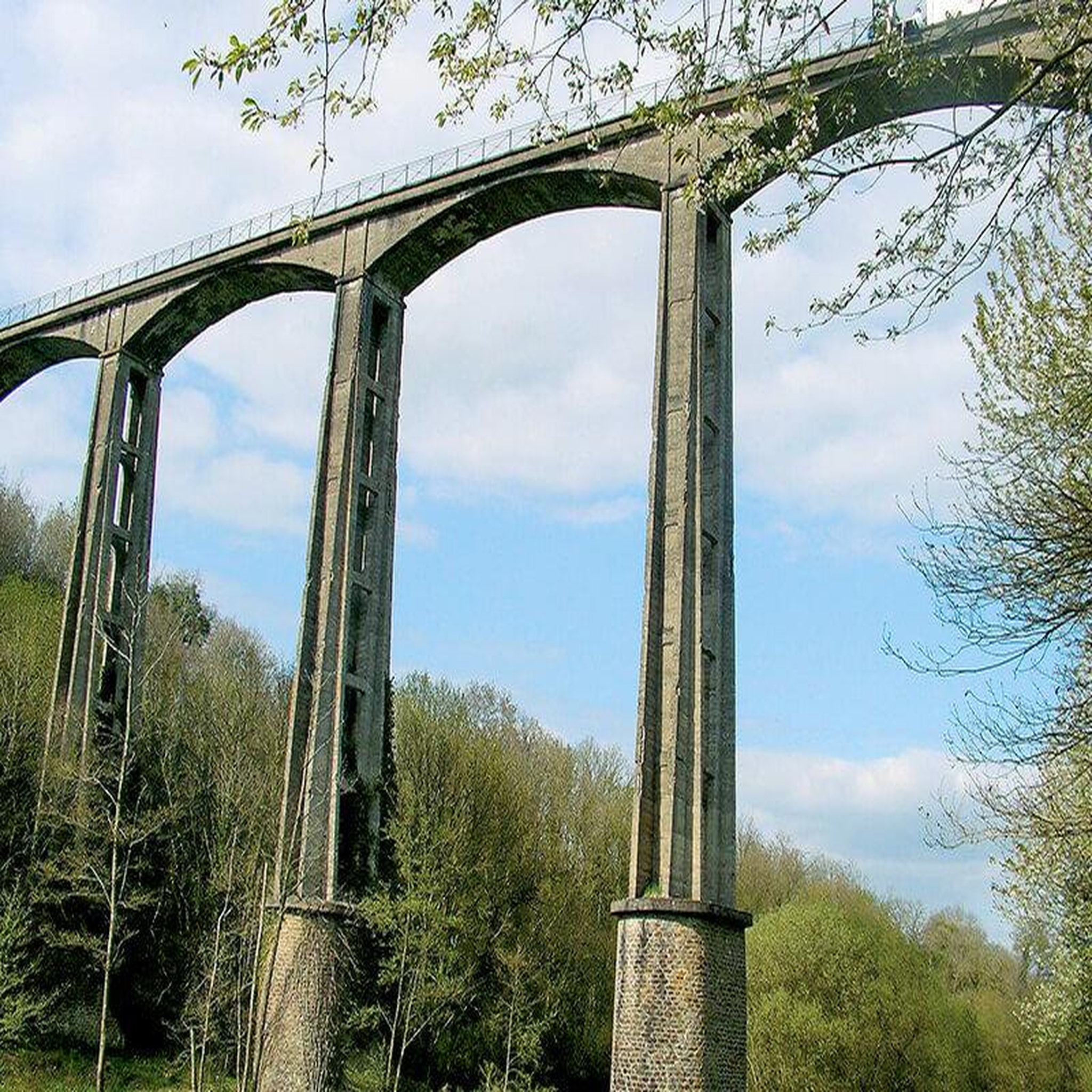 Voir la diapositive 3 : Smartbox 2 sauts à l'élastique au viaduc de saint-georges-le-gaultier avec certificat et souvenir - coffret cadeau sport & aventure