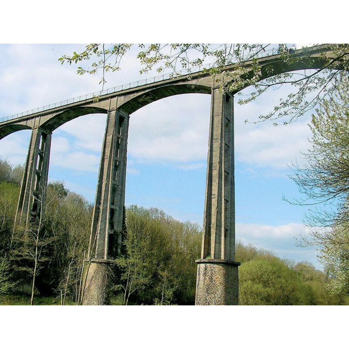 Smartbox 2 sauts à l'élastique au viaduc de Saint-Georges-le-Gaultier avec certificat et souvenir - Coffret Cadeau Sport & Aventure