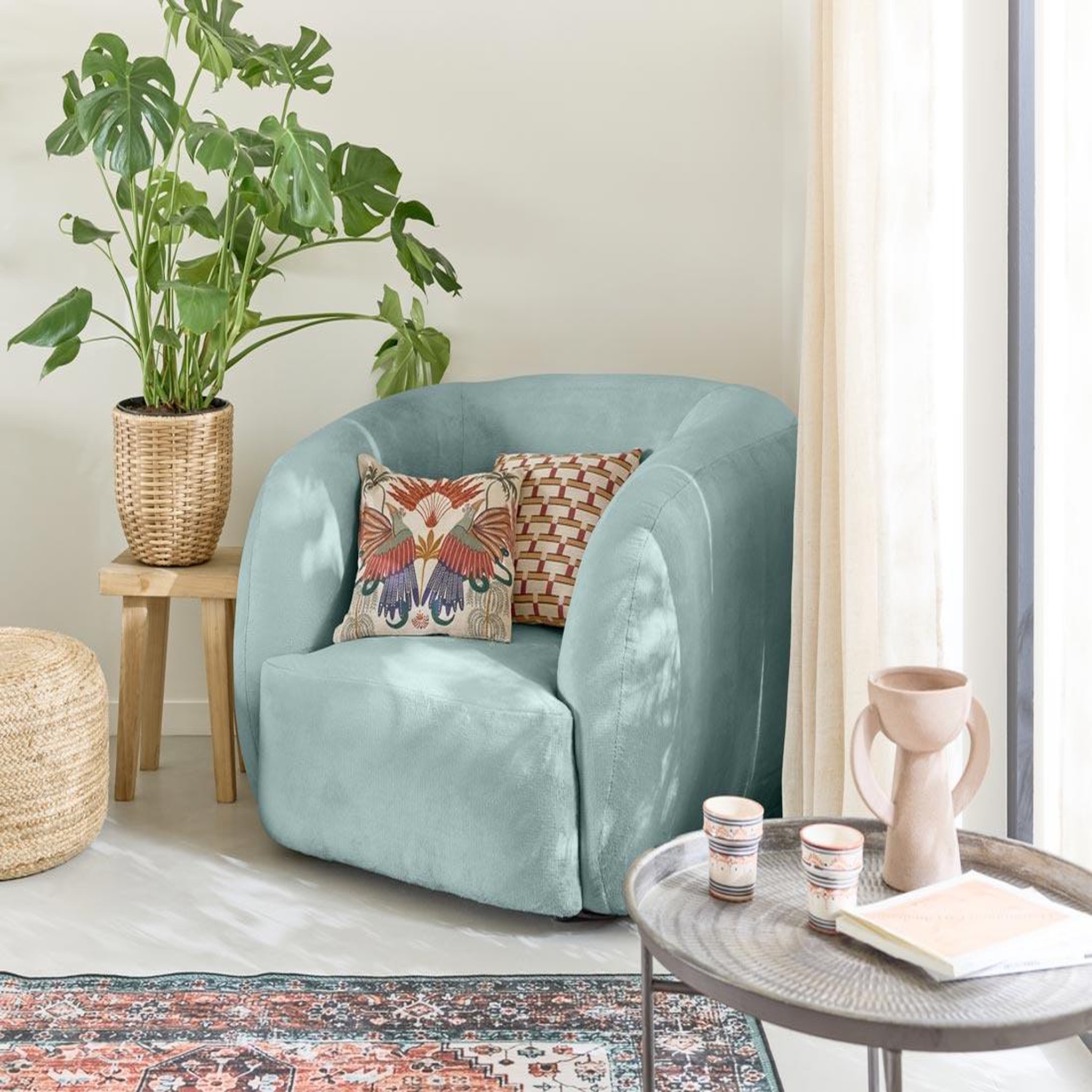 Voir la diapositive 1 : LISA DESIGN Ernee - fauteuil cocon - en velours