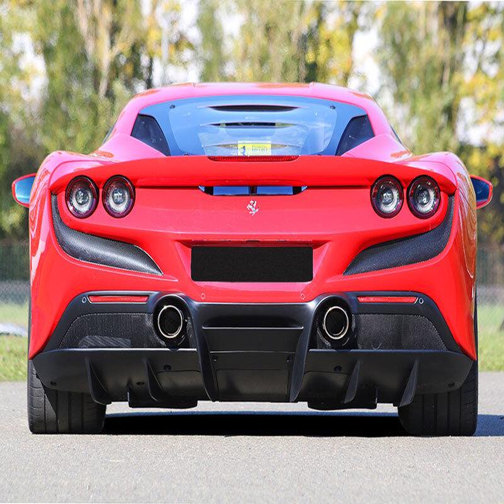 Voir la diapositive 4 : Smartbox Stage de pilotage : 4 tours sur le circuit de Croix-en-Ternois en Ferrari F8 Tributo - Coffret Cadeau Sport & Aventure