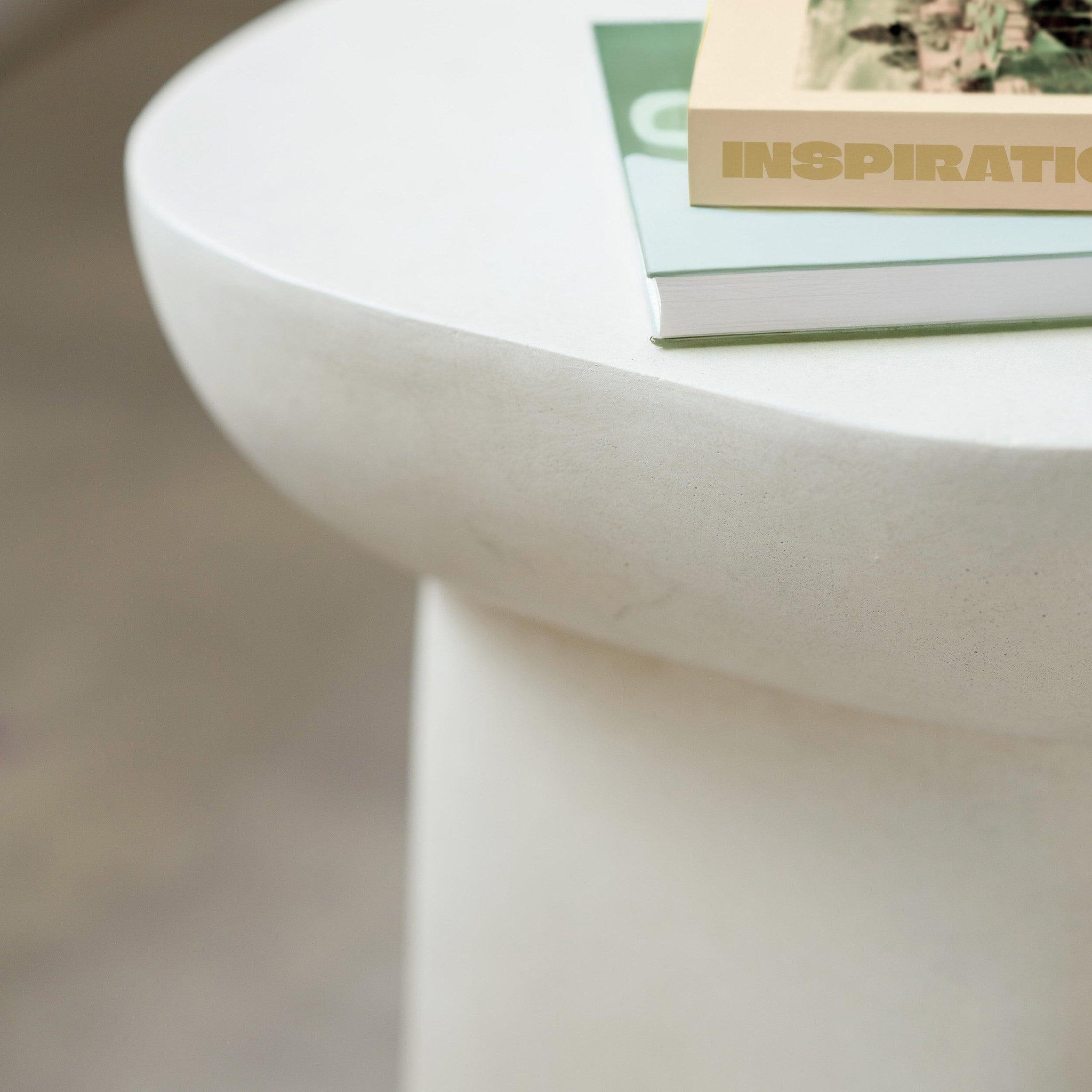 Voir la diapositive 6 : MAISON PAVANE Table d'appoint carrée blanche en fibre d'argile effet béton-samui