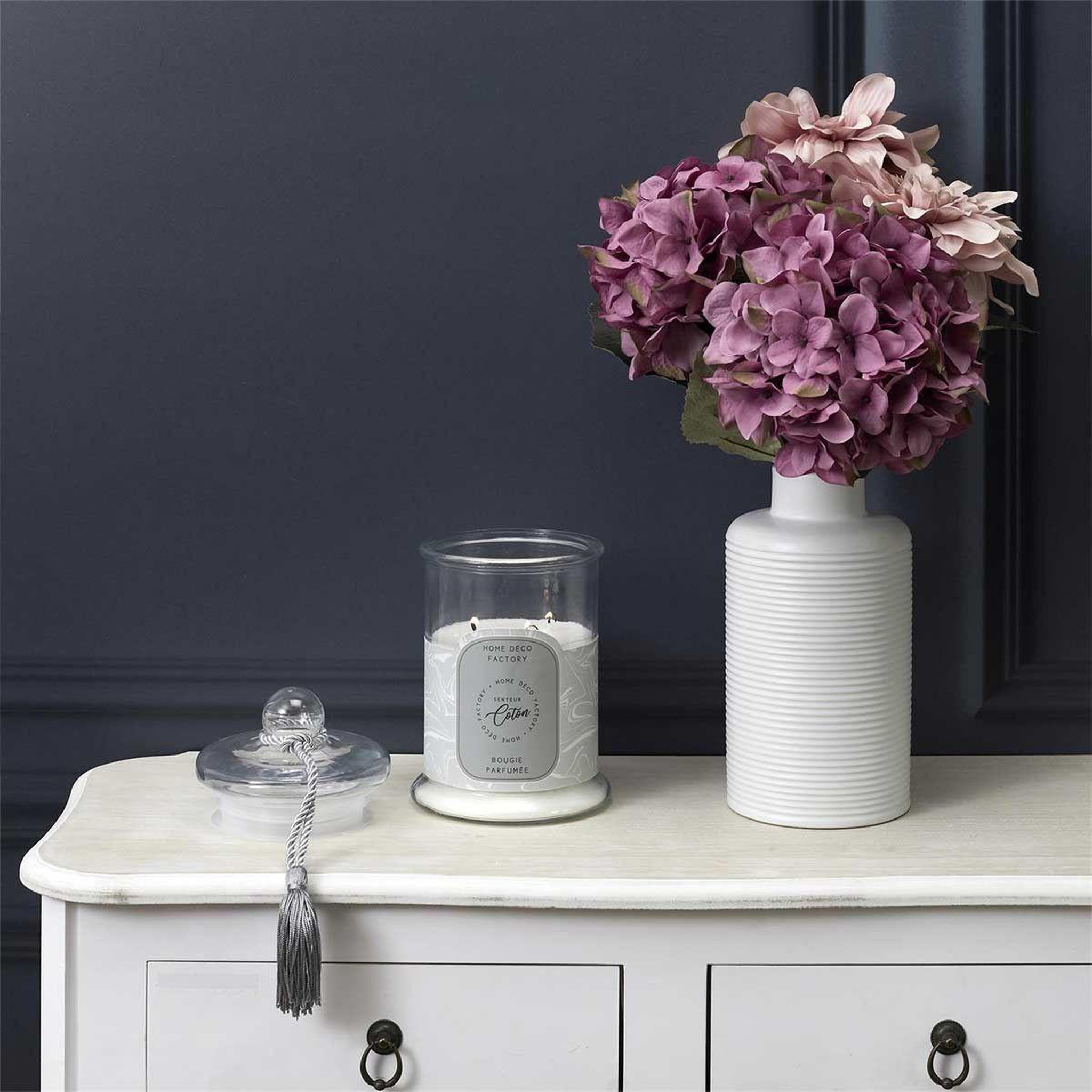 Voir la diapositive 3 : The Home Deco Factory Bougie parfumée en verre  bonbonnière  23cm coton