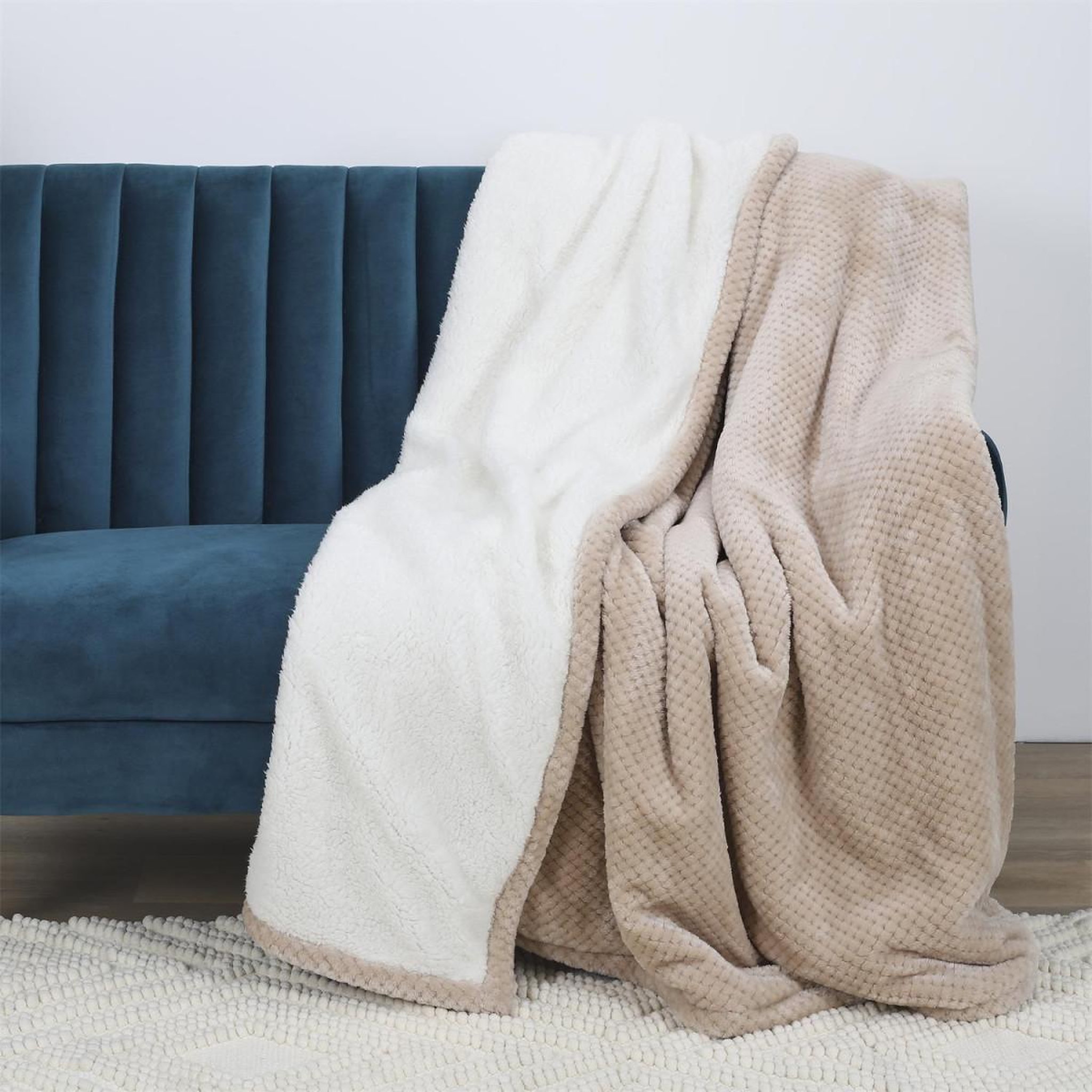 Voir la diapositive 3 : The Home Deco Factory Plaid  nid d'abeille sherpa  180x220cm beige