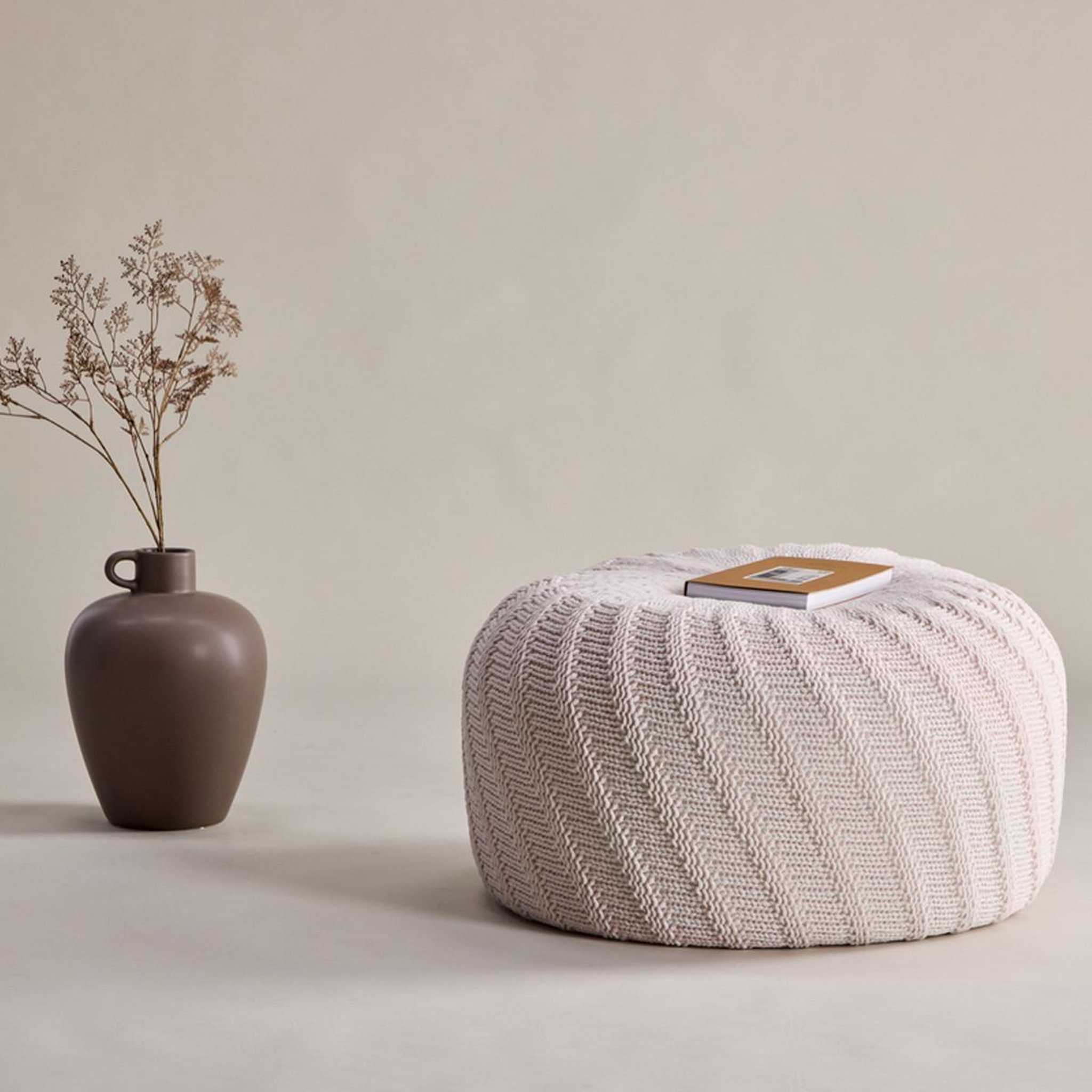 Voir la diapositive 3 : Paris Prix Pouf rond design  ted  45cm blanc cassé