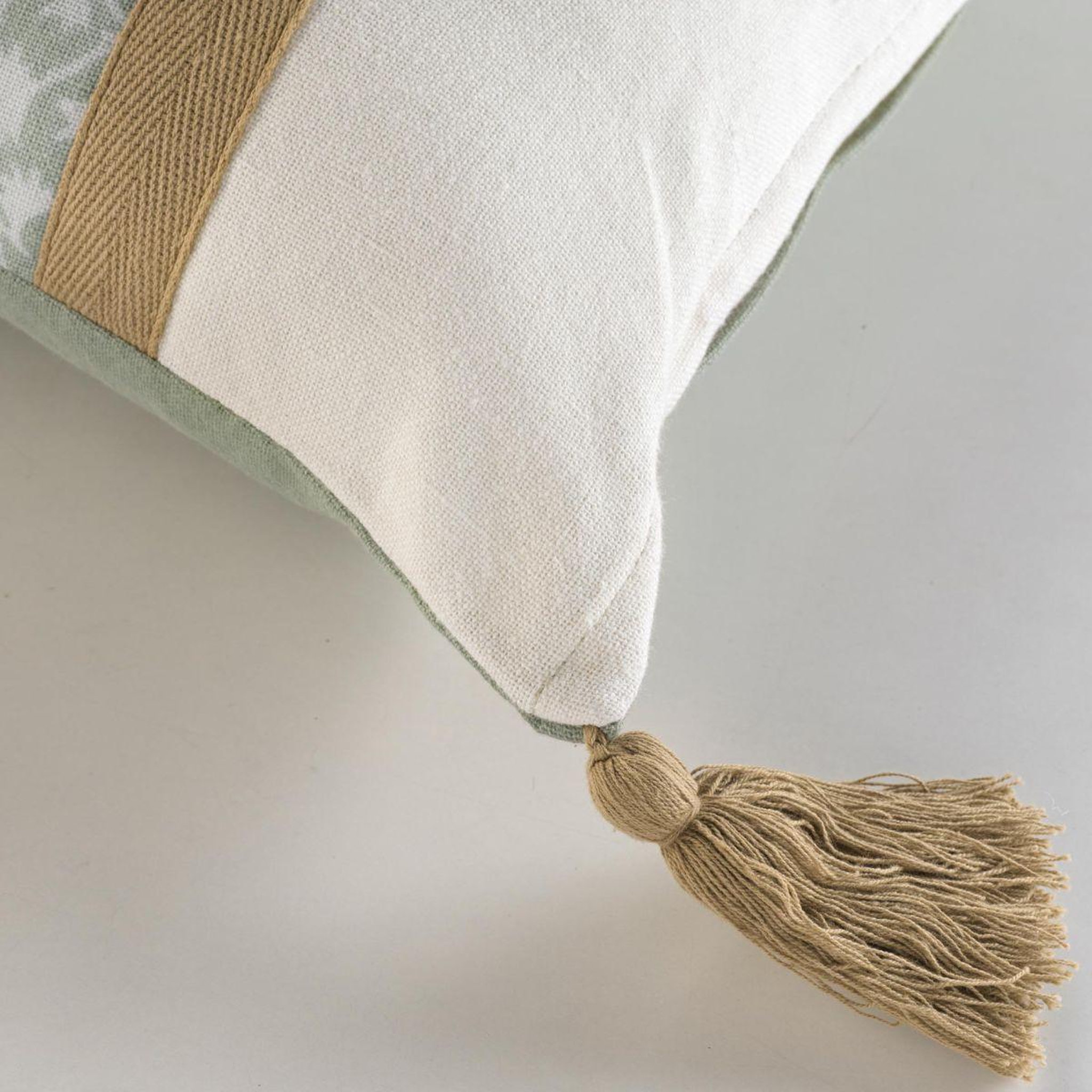 Voir la diapositive 3 : Douceur d'Intérieur Coussin déco pompons  vivoline  30x50cm vert