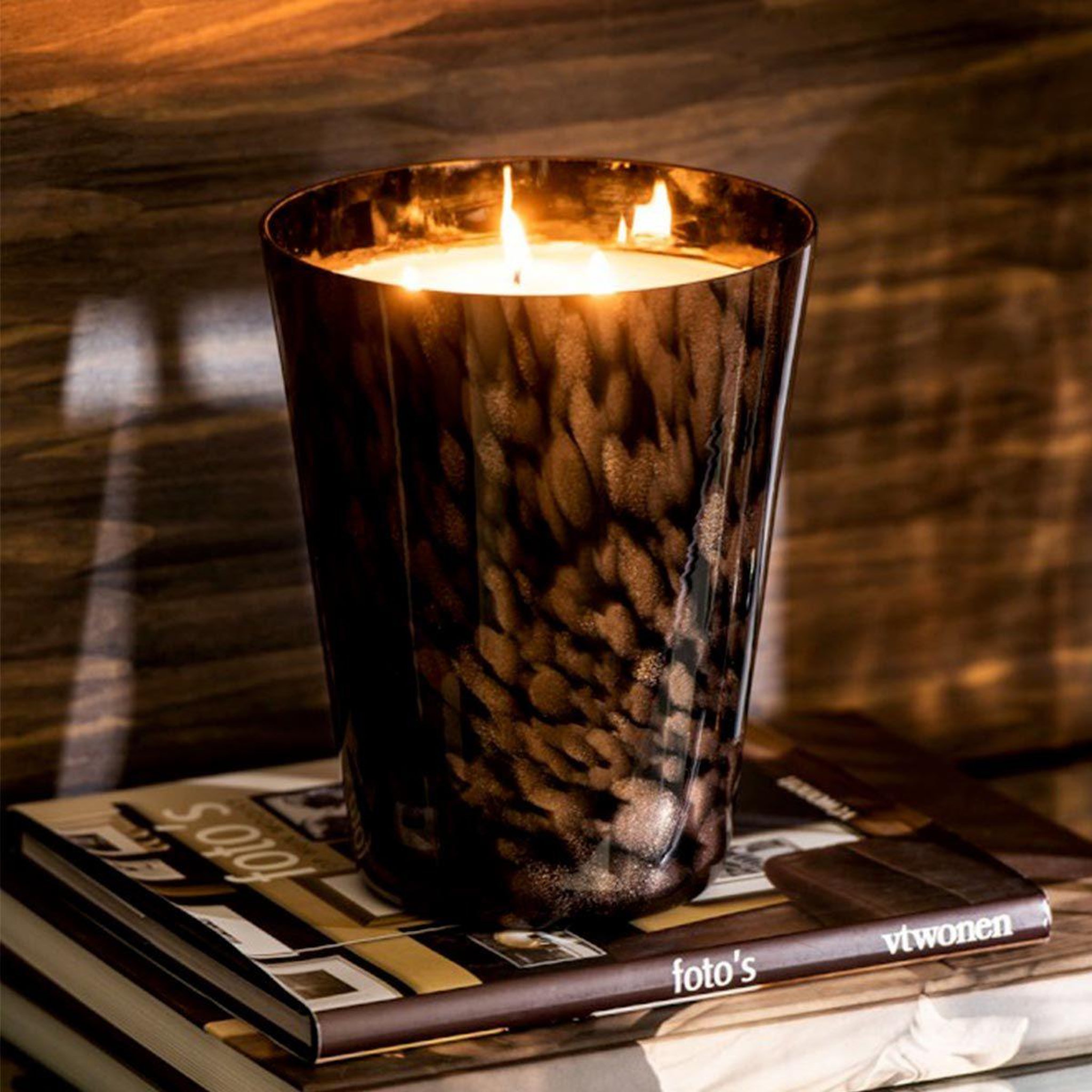 Voir la diapositive 2 : J-LINE Bougie parfumée  bois de santal  20cm noir & or