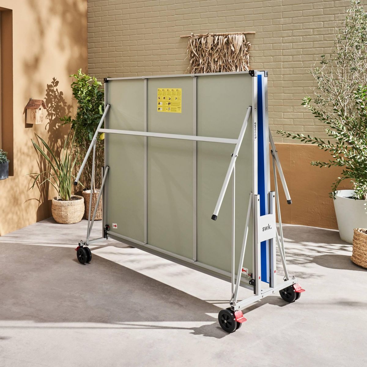 SWEEEK Table de ping pong OUTDOOR bleue - table pliable avec 4 raquettes et 6 balles. pour utilisation extérieure. sport tennis de table