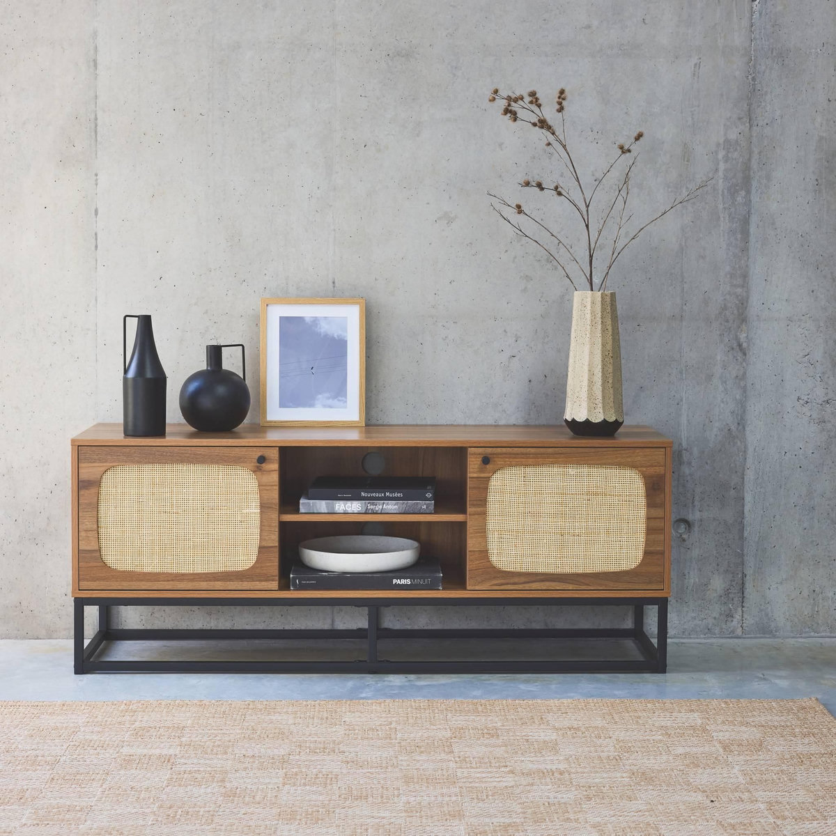 SWEEEK Meuble TV en décor bois et cannage arrondi 140cm. piètement et poignées en métal noir